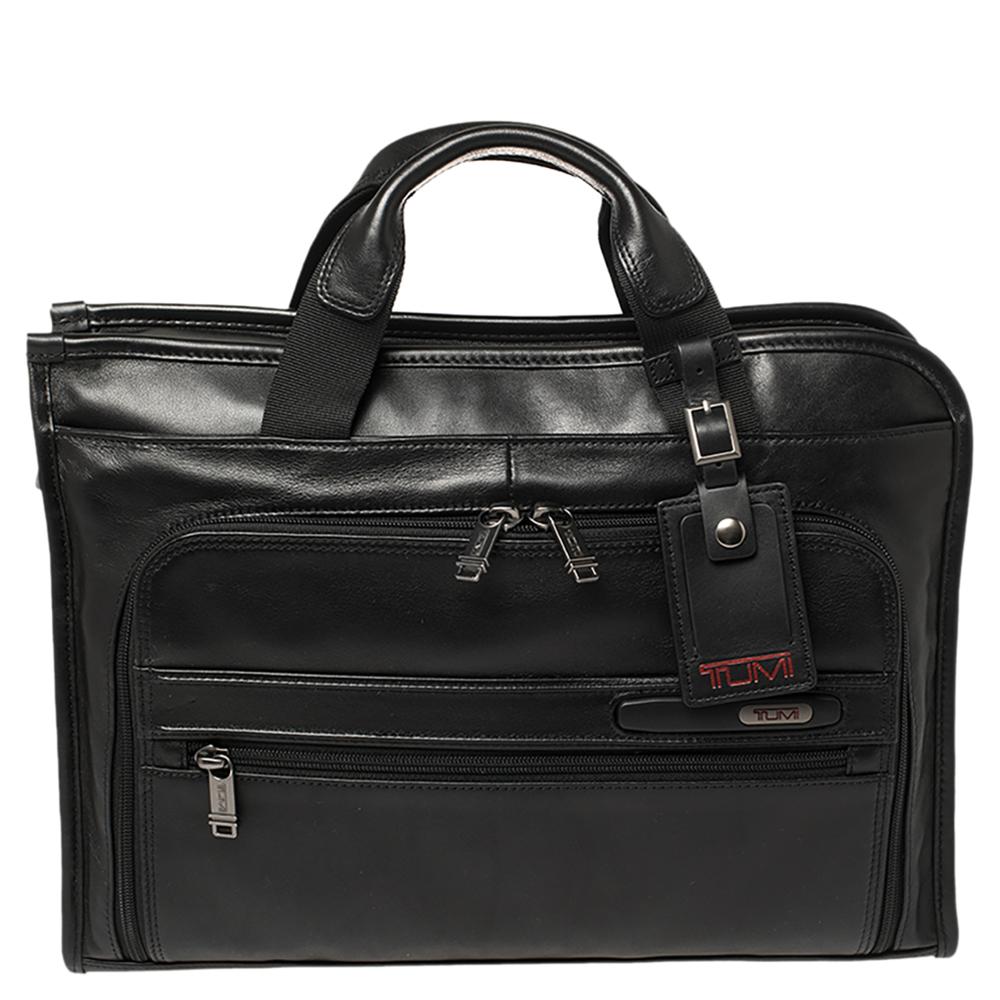 This Gen 4.2 Slim Deluxe Portfolio bag from TUMI is designed to conveniently assist you. Crafted using leather, it features two top handles, a removable shoulder strap, exterior pockets, a brand tag, and a classic black shade. This creation is a