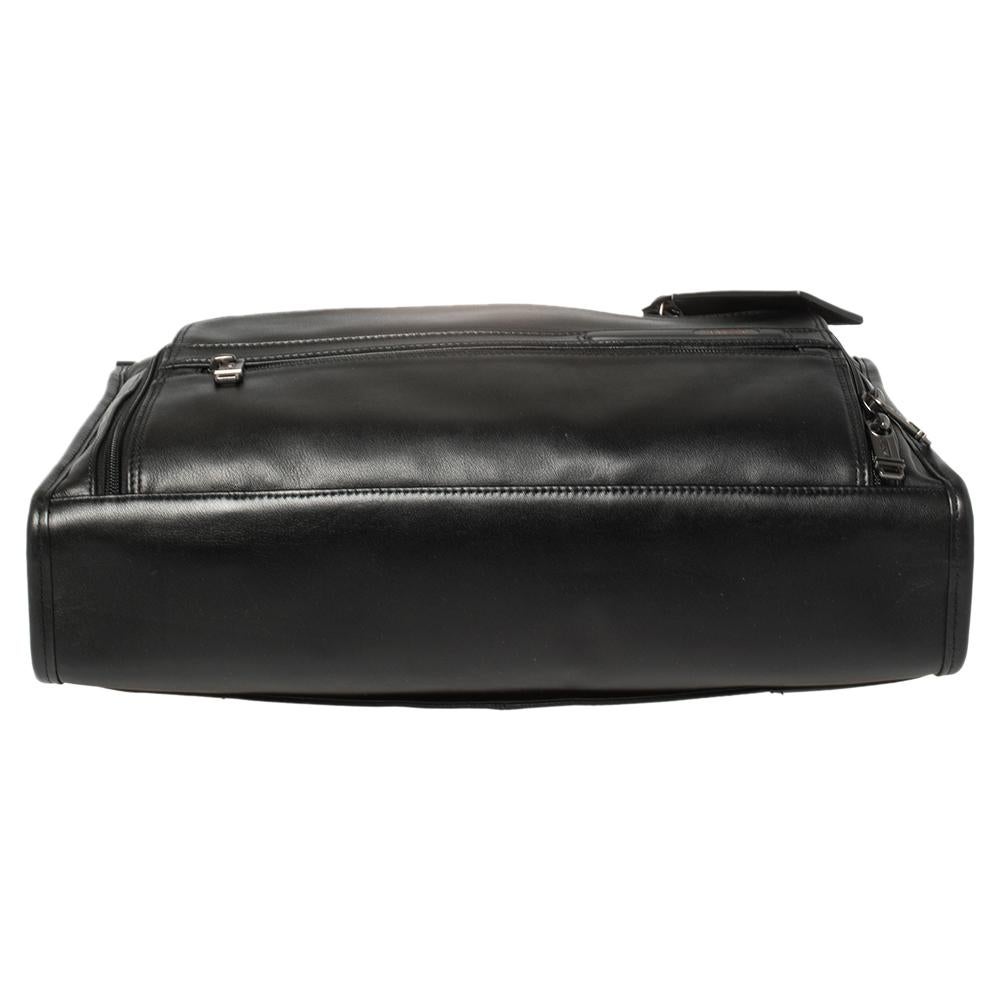 TUMI Black Leather Gen 4.2 Slim Deluxe Portfolio Bag In New Condition In Dubai, Al Qouz 2