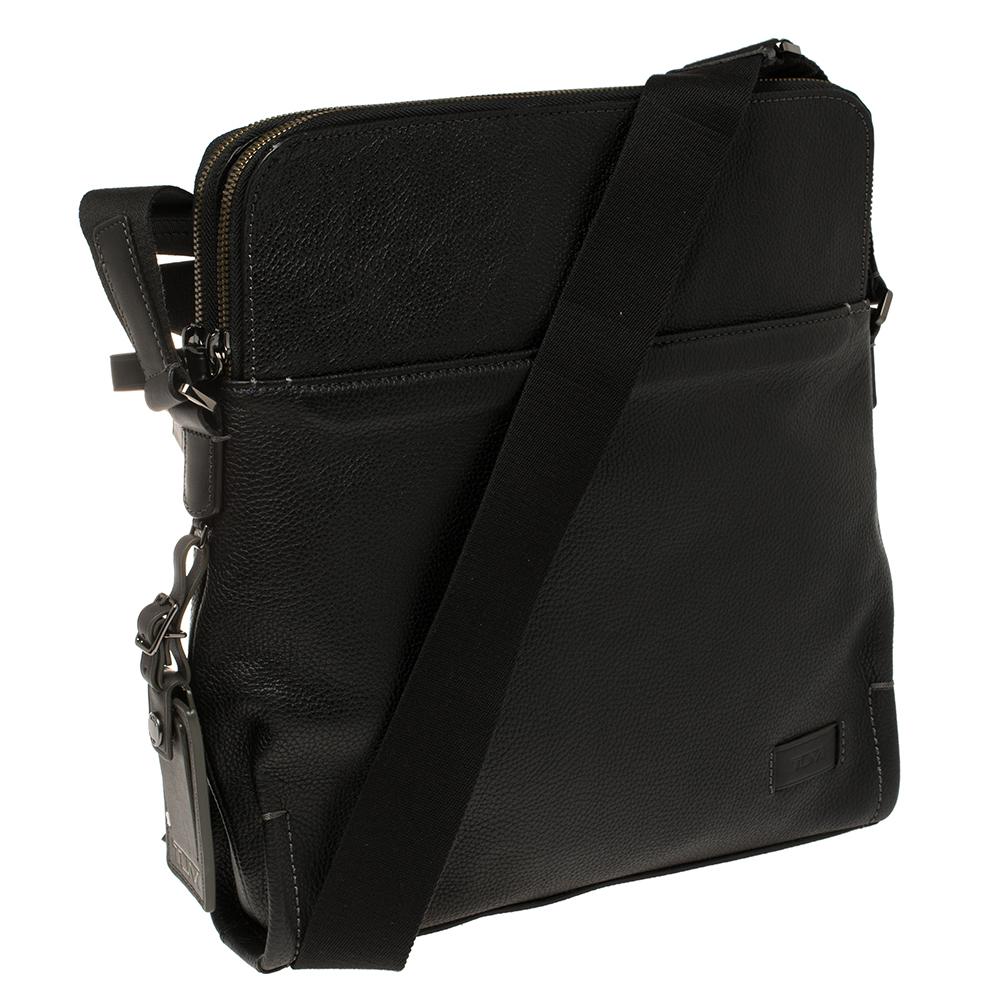 TUMI Black Leather Stratton Crossbody Bag In New Condition In Dubai, Al Qouz 2