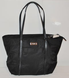 Bolso de viaje Tumi de nailon negro con detalles de piel de becerro negra