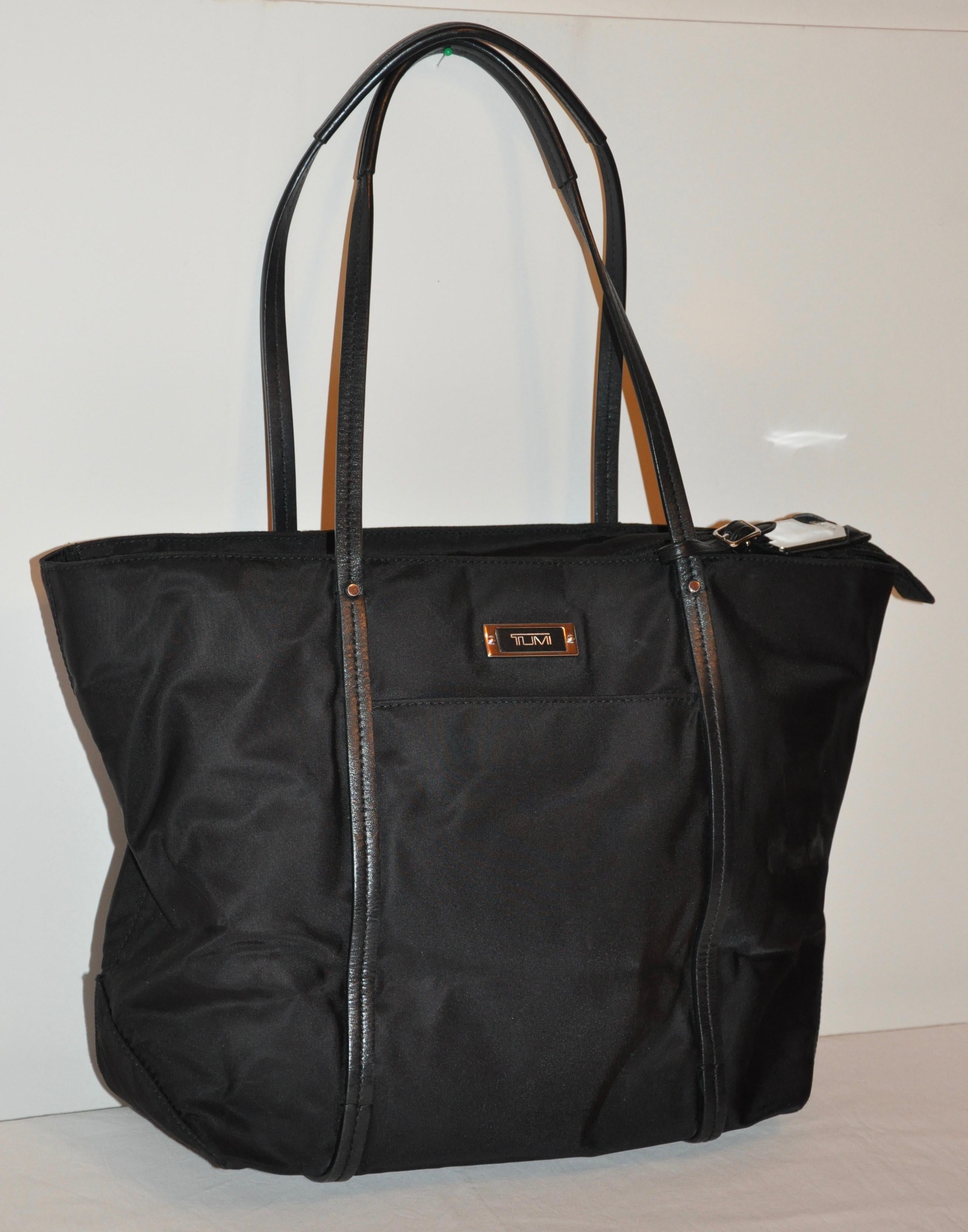 Tumi Tumi Reisetasche aus schwarzem Nylon mit schwarzem Kalbsleder akzentuiert (Schwarz) im Angebot