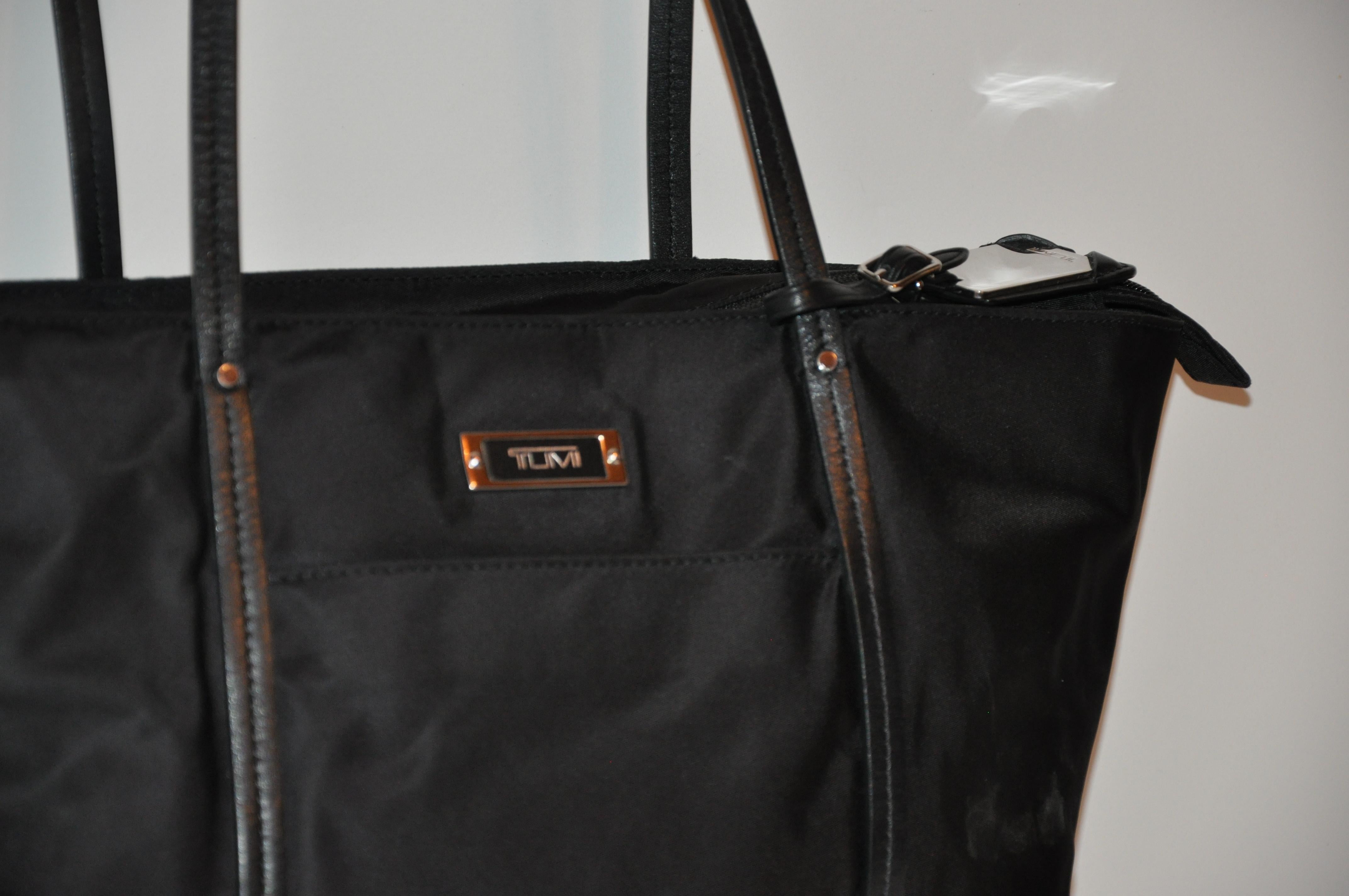 Tumi Tumi Reisetasche aus schwarzem Nylon mit schwarzem Kalbsleder akzentuiert im Zustand „Gut“ im Angebot in New York, NY
