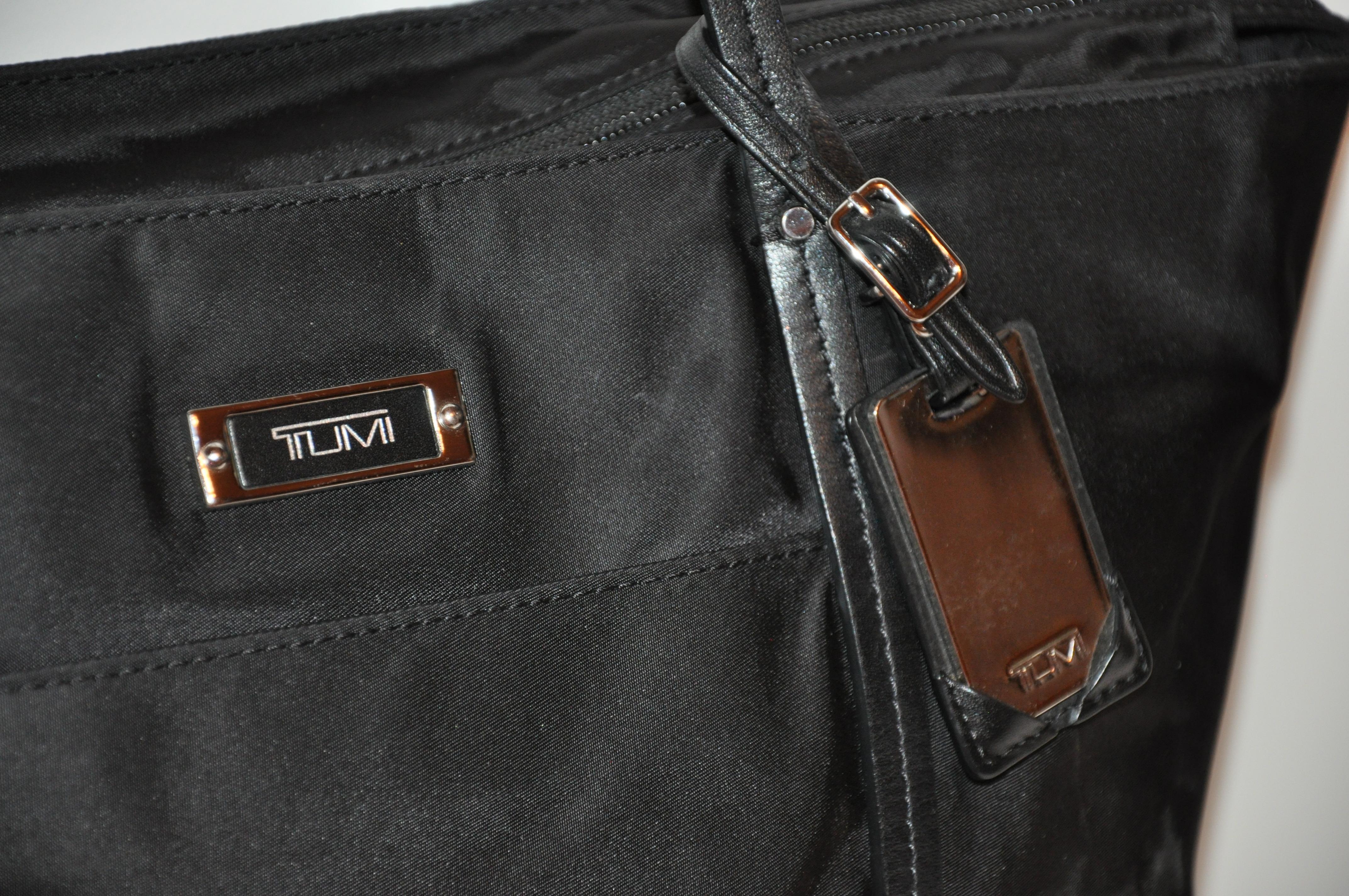Tumi Tumi Reisetasche aus schwarzem Nylon mit schwarzem Kalbsleder akzentuiert für Damen oder Herren im Angebot