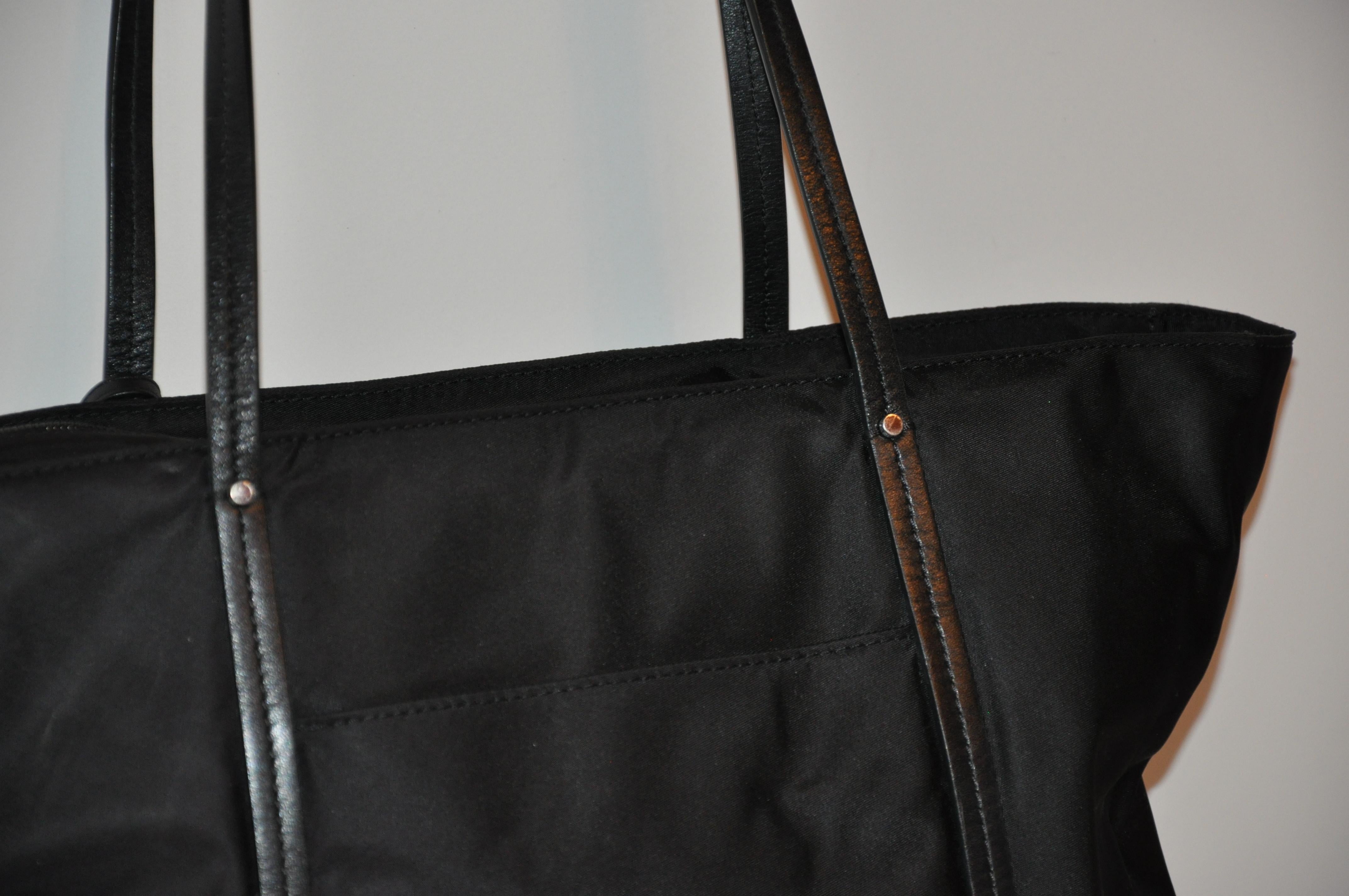 Tumi Tumi Reisetasche aus schwarzem Nylon mit schwarzem Kalbsleder akzentuiert im Angebot 2