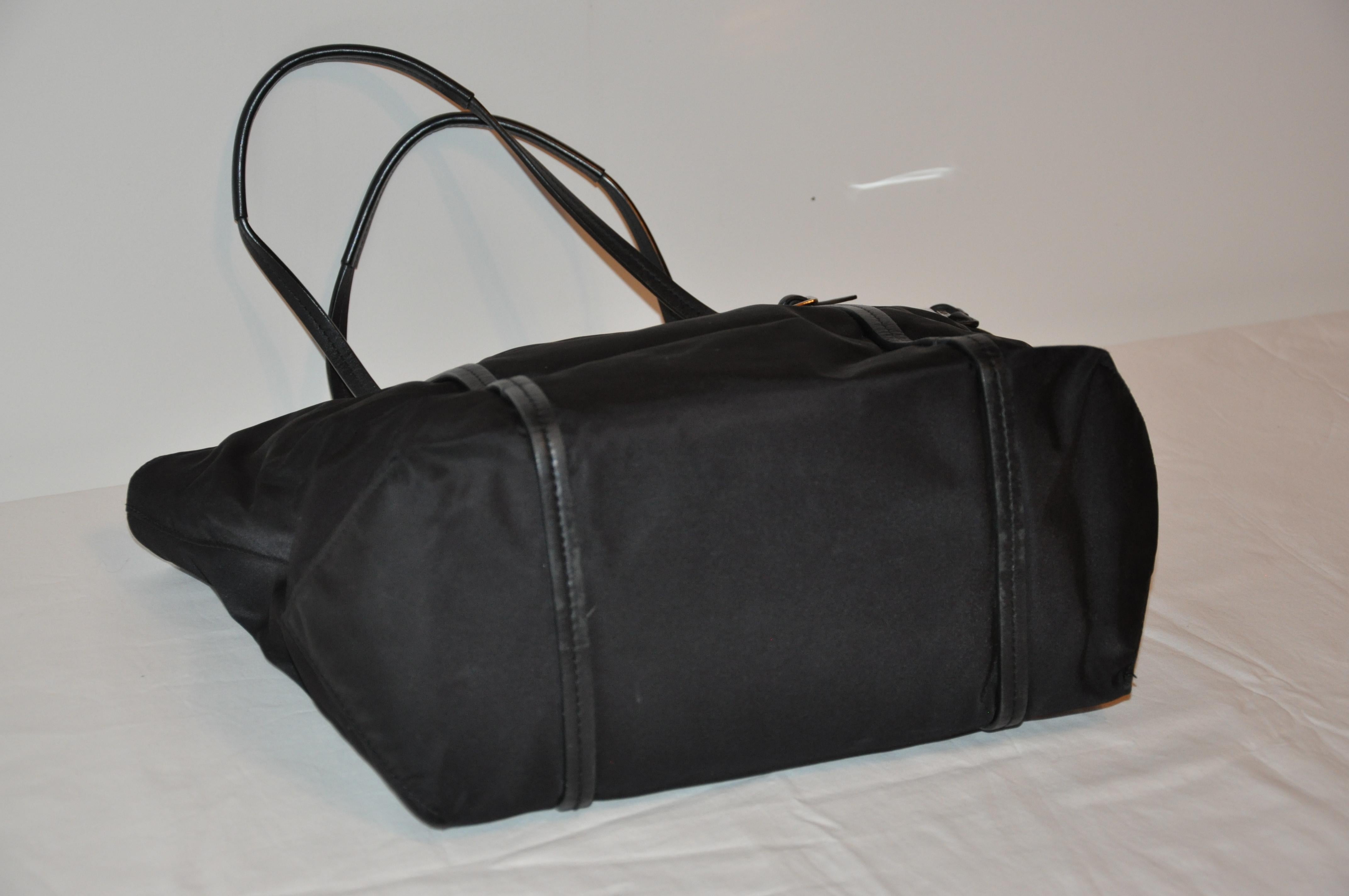 Tumi Tumi Reisetasche aus schwarzem Nylon mit schwarzem Kalbsleder akzentuiert im Angebot 3