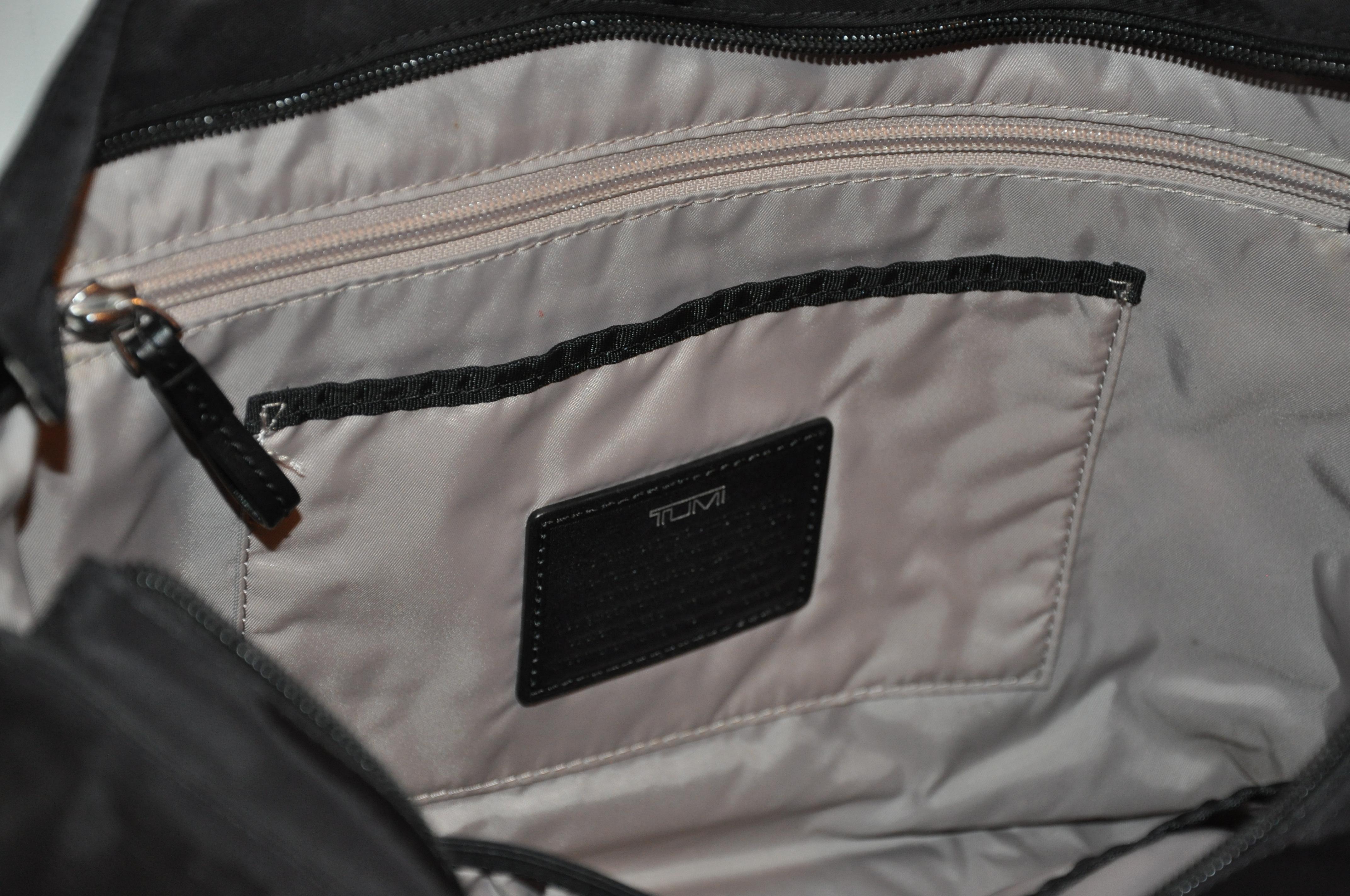 Tumi Tumi Reisetasche aus schwarzem Nylon mit schwarzem Kalbsleder akzentuiert im Angebot 4