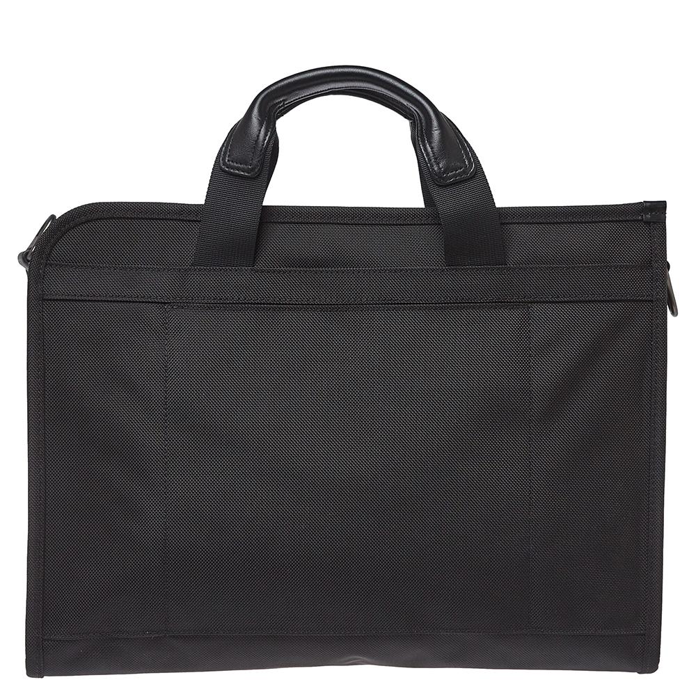 This DFO Slim Deluxe Portfolio bag from TUMI is designed to conveniently assist you. Crafted using nylon, it features two top handles, a removable shoulder strap, and a smart black shade. This creation is a worthy buy.

Includes:Price Tag, Info
