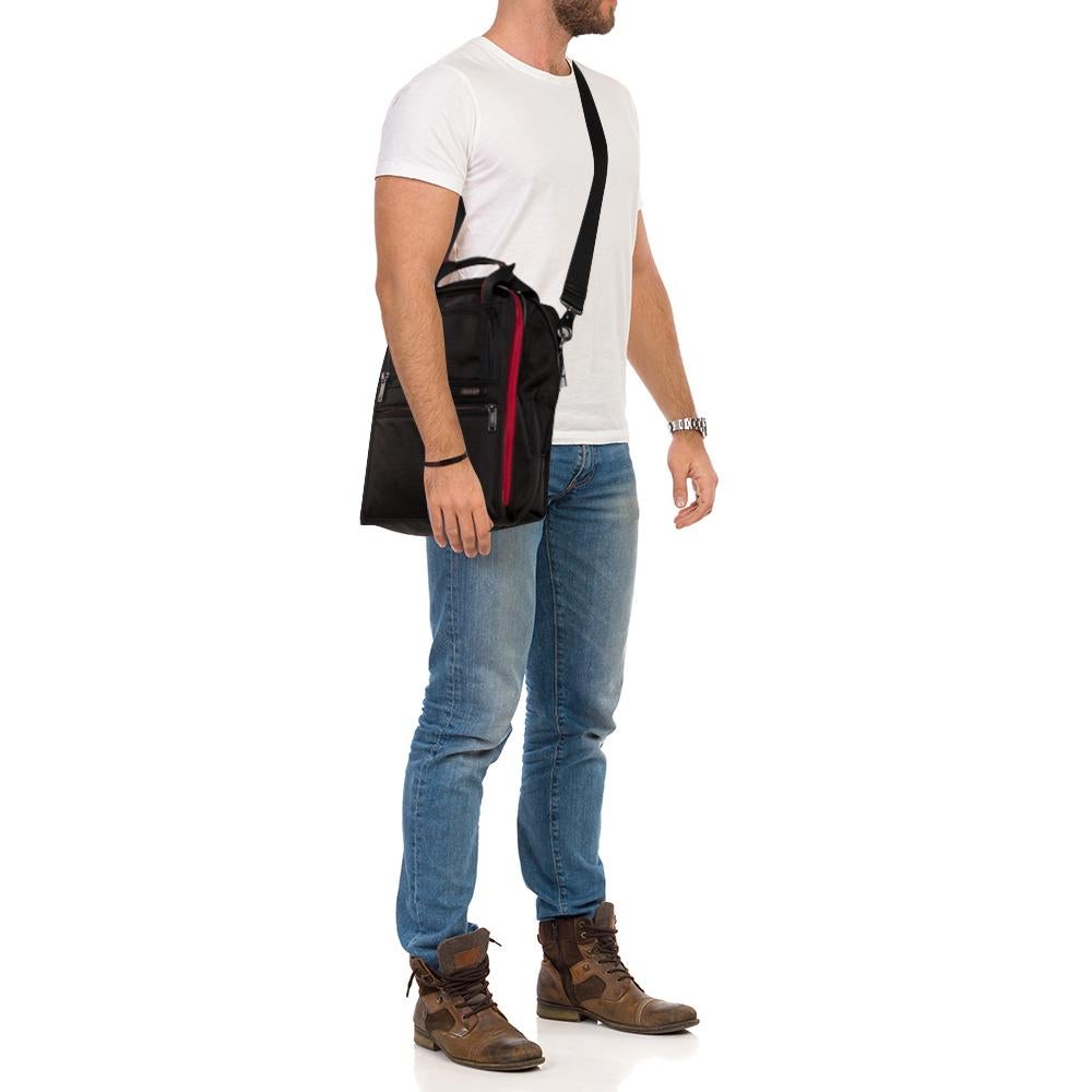 TUMI Schwarz Nylon DFO Utility ausziehbare Tragetasche im Zustand „Neu“ in Dubai, Al Qouz 2