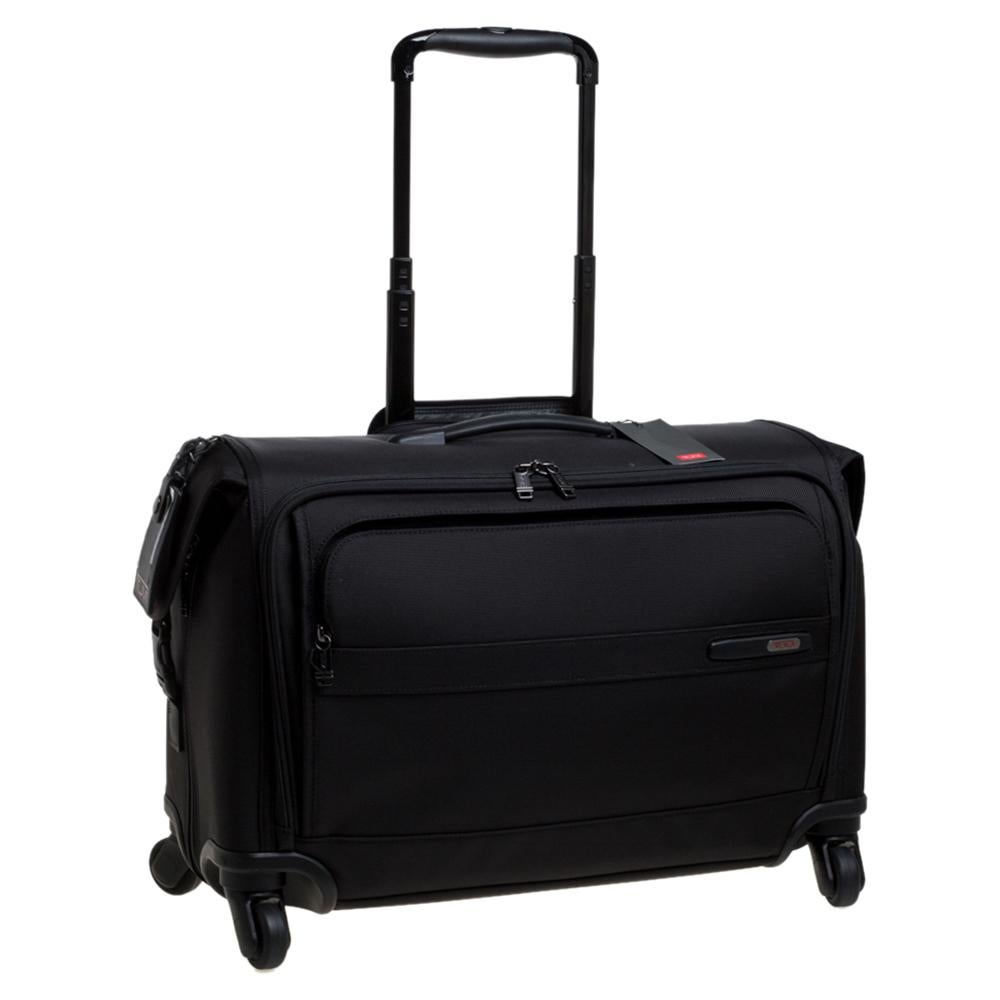 TUMI Black Nylon Gen 4.2 Carry On 4 Wheel Garment Bag im Zustand „Neu“ in Dubai, Al Qouz 2