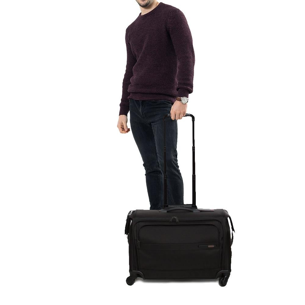 Travel in style with this Tumi garment bag. With a spacious interior that can carry all your essentials, this bag is ideal as carry-on luggage for a short trip or as an overnight bag in case of emergencies.

Includes:  Info Booklet, Price Tag,