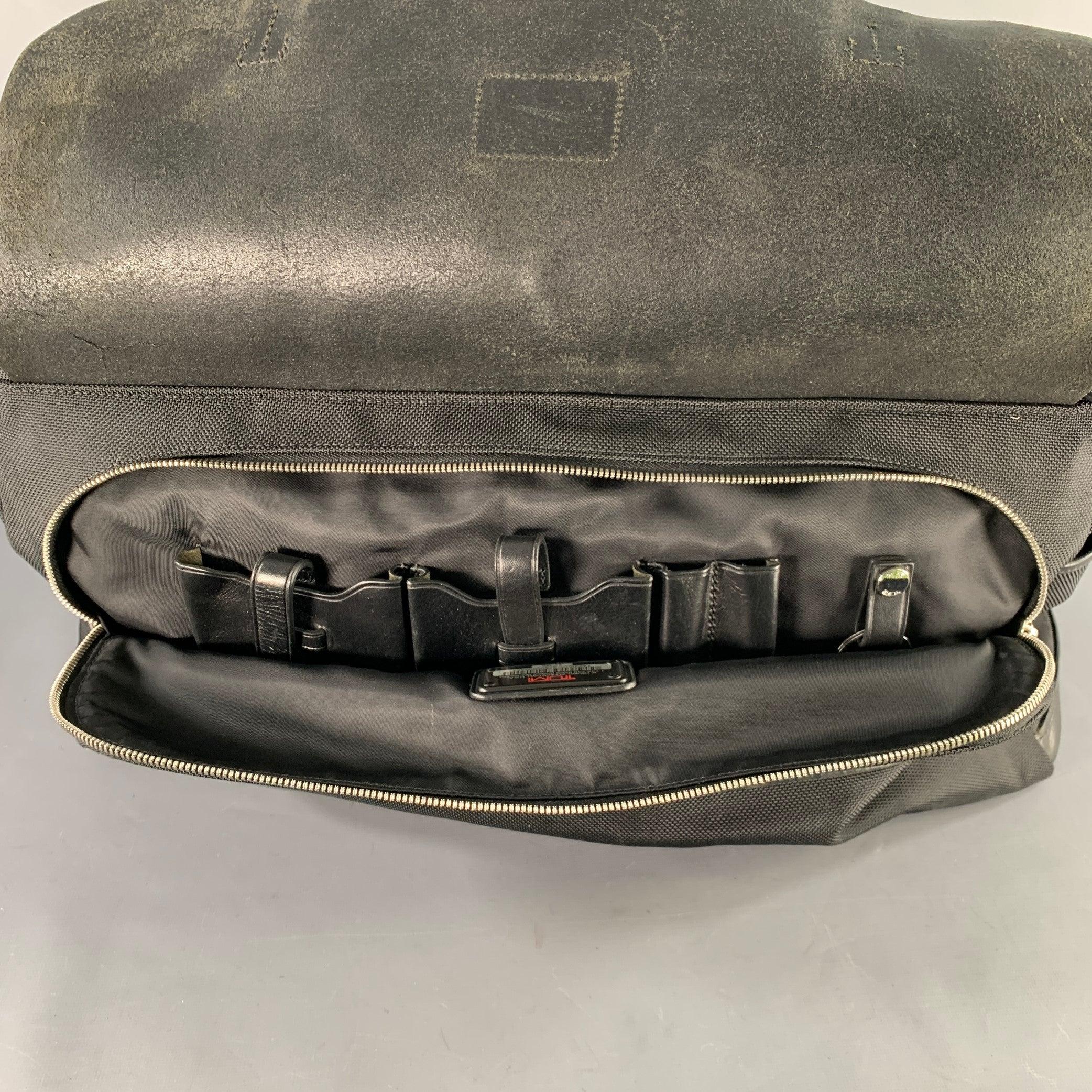 De los hombres TUMI Bolsa de viaje con asas superiores de piel y nylon negro en venta