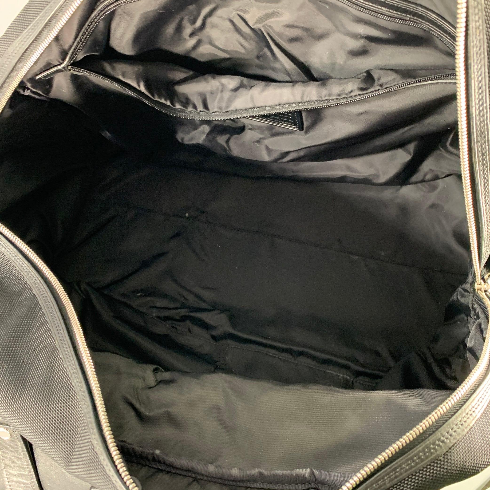 TUMI Bolsa de viaje con asas superiores de piel y nylon negro en venta 2