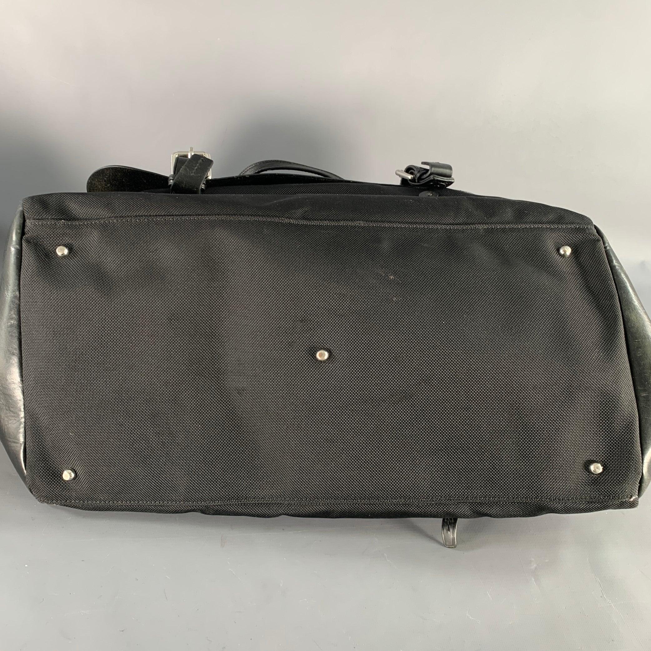 TUMI Bolsa de viaje con asas superiores de piel y nylon negro en venta 4