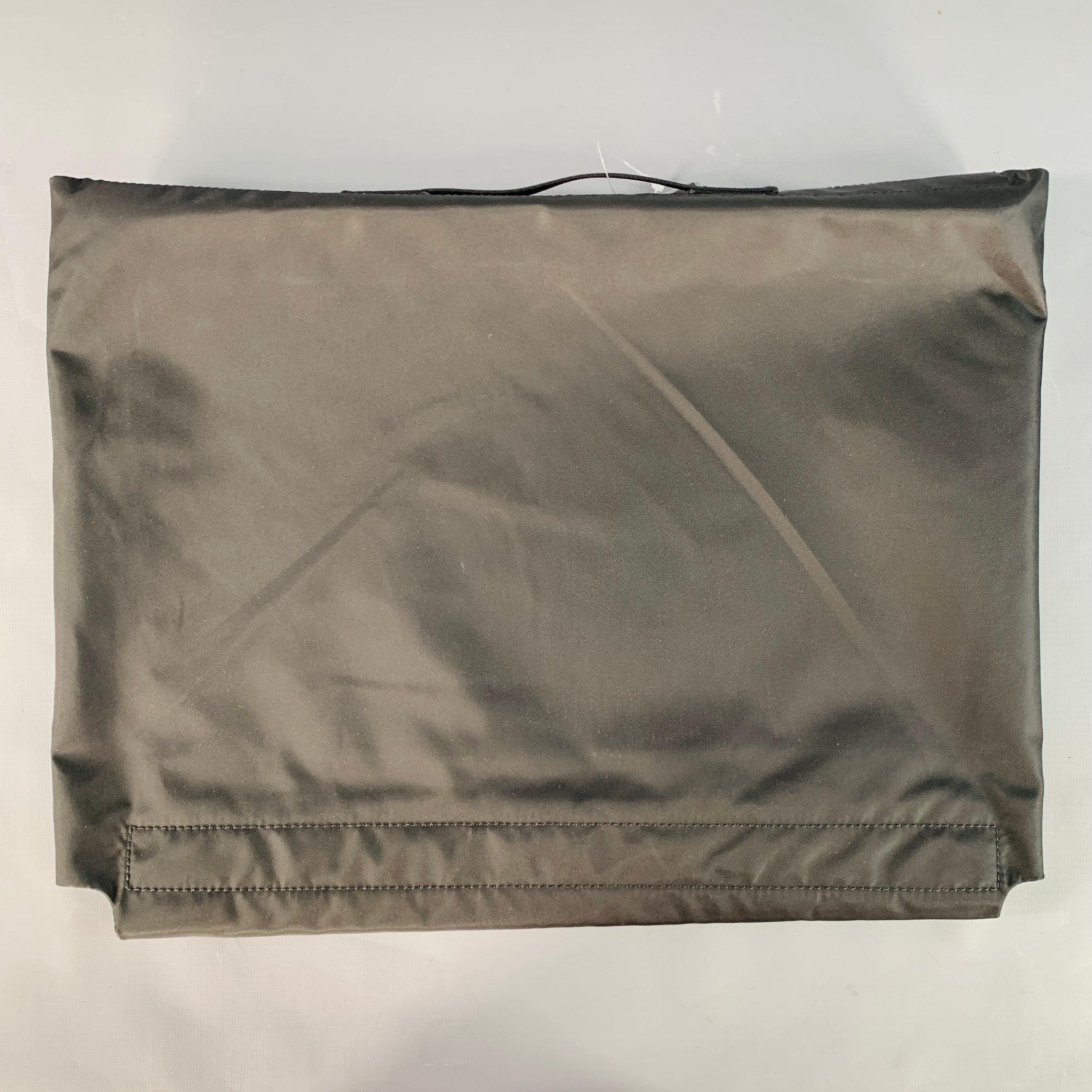 Borsa per indumenti Tumi
in nylon nero, stile pieghevole e impacchettabile, manico superiore e chiusura con ganci e passanti.Ottime condizioni di usato. Piccoli segni di usura.  

Misure: 
  Lunghezza: 39,25 pollici Altezza: 30 pollici 
  
  
