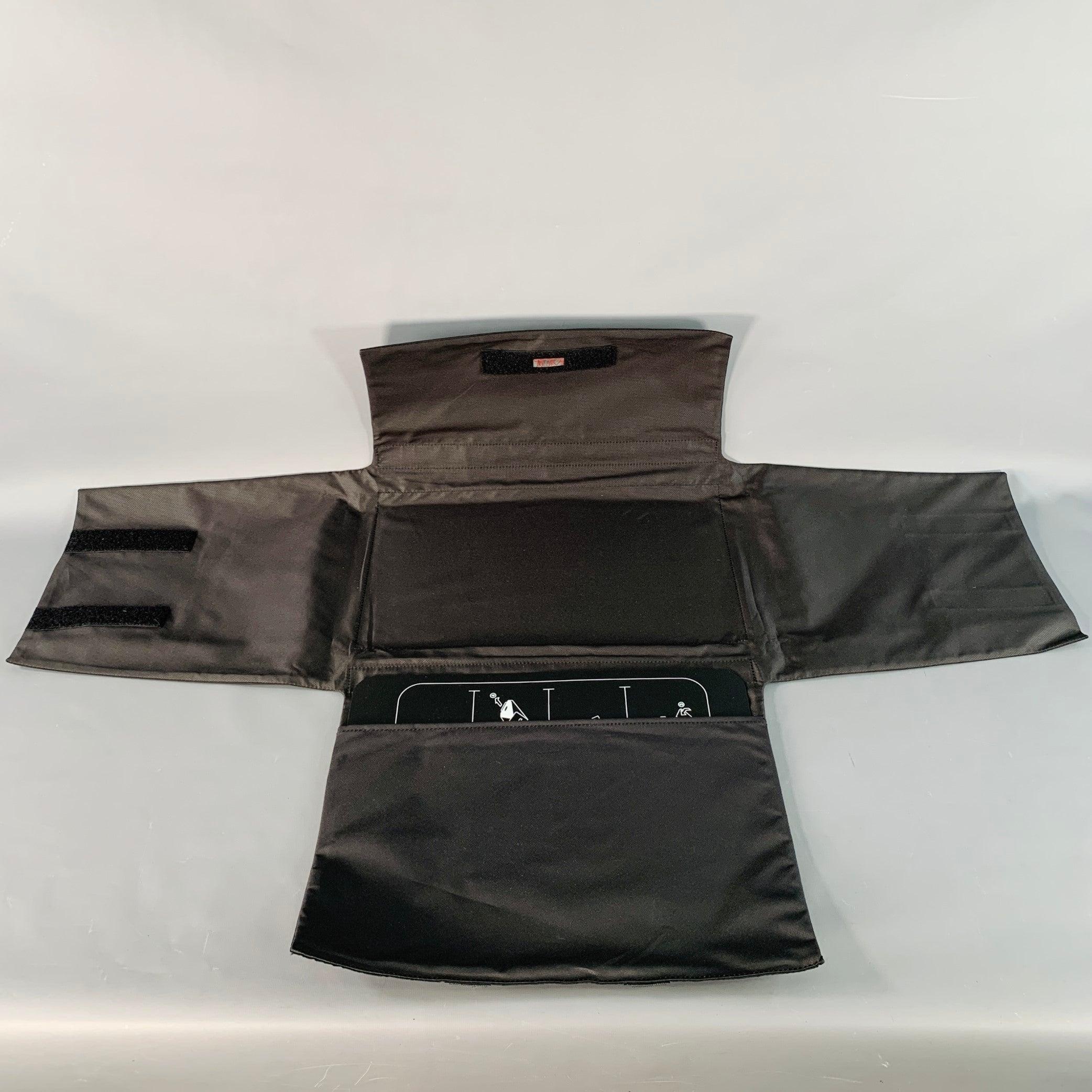 Nero Tumi Borsa porta abiti in nylon nero con gancio e loop in vendita