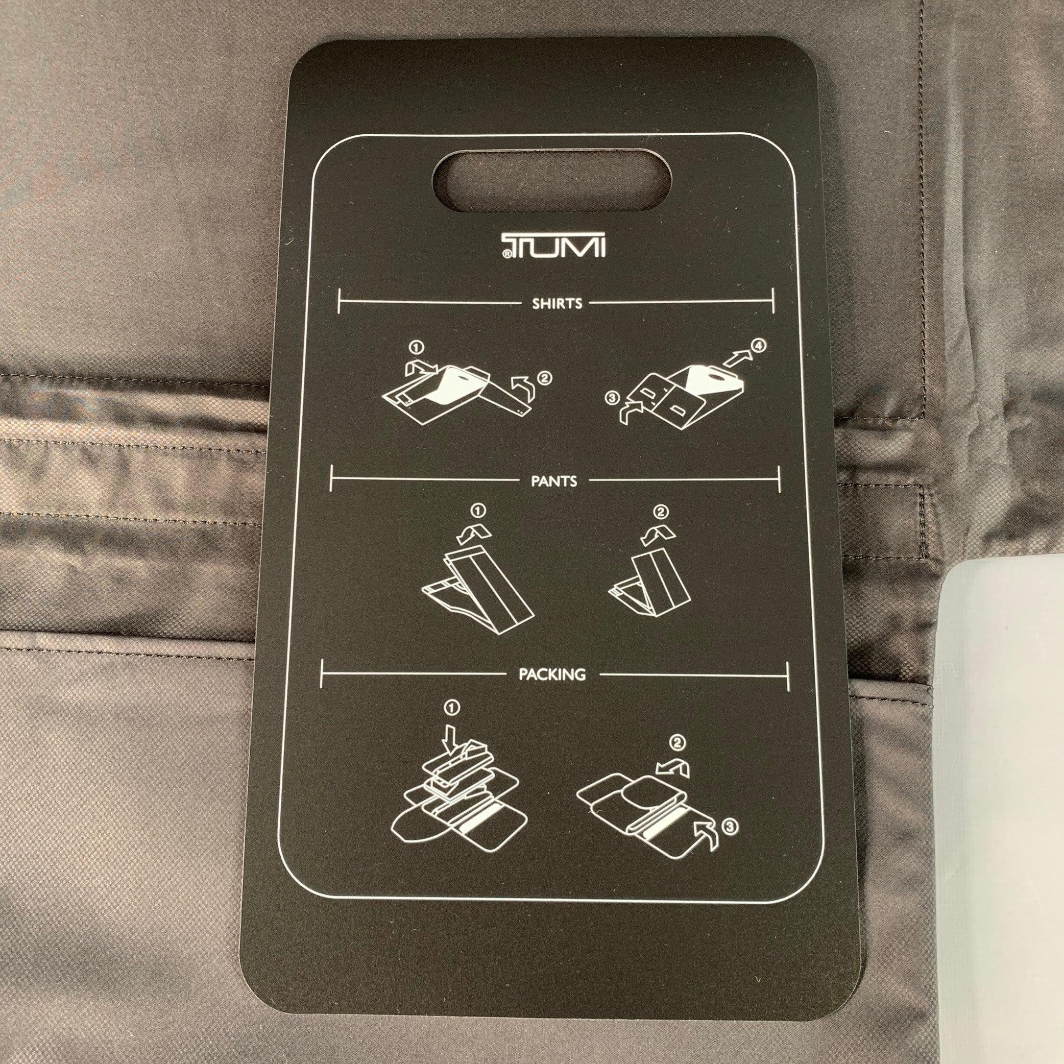 Tumi Borsa porta abiti in nylon nero con gancio e loop In condizioni buone in vendita a San Francisco, CA