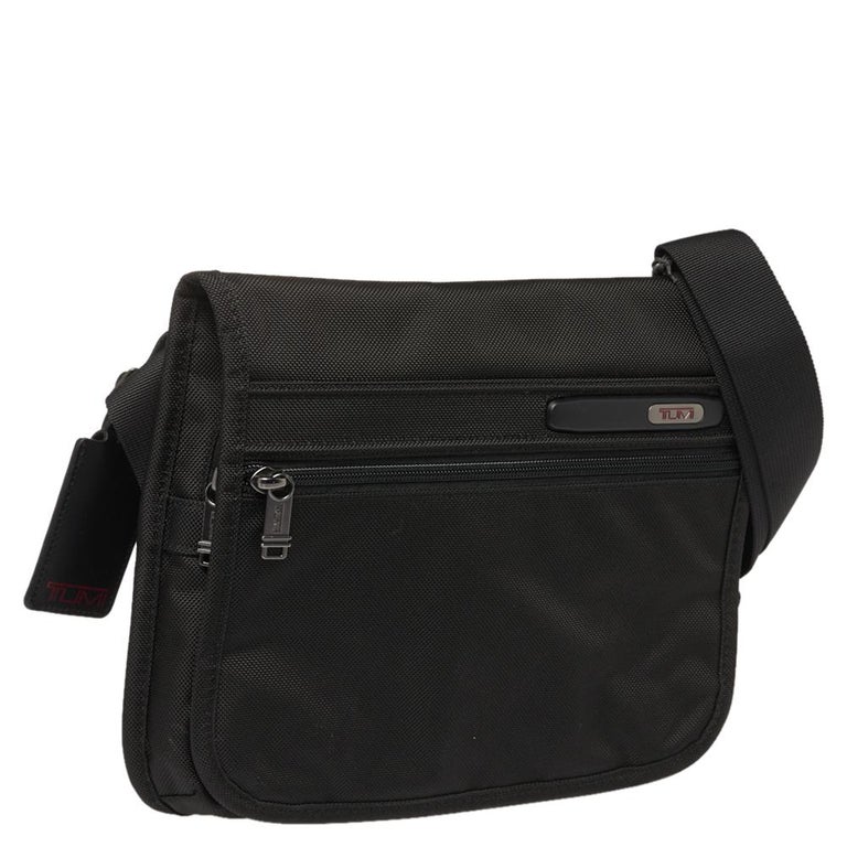 Haz lo mejor que pueda piel Respetuoso del medio ambiente Tumi Black Nylon Small DFO Flap Messenger Bag at 1stDibs