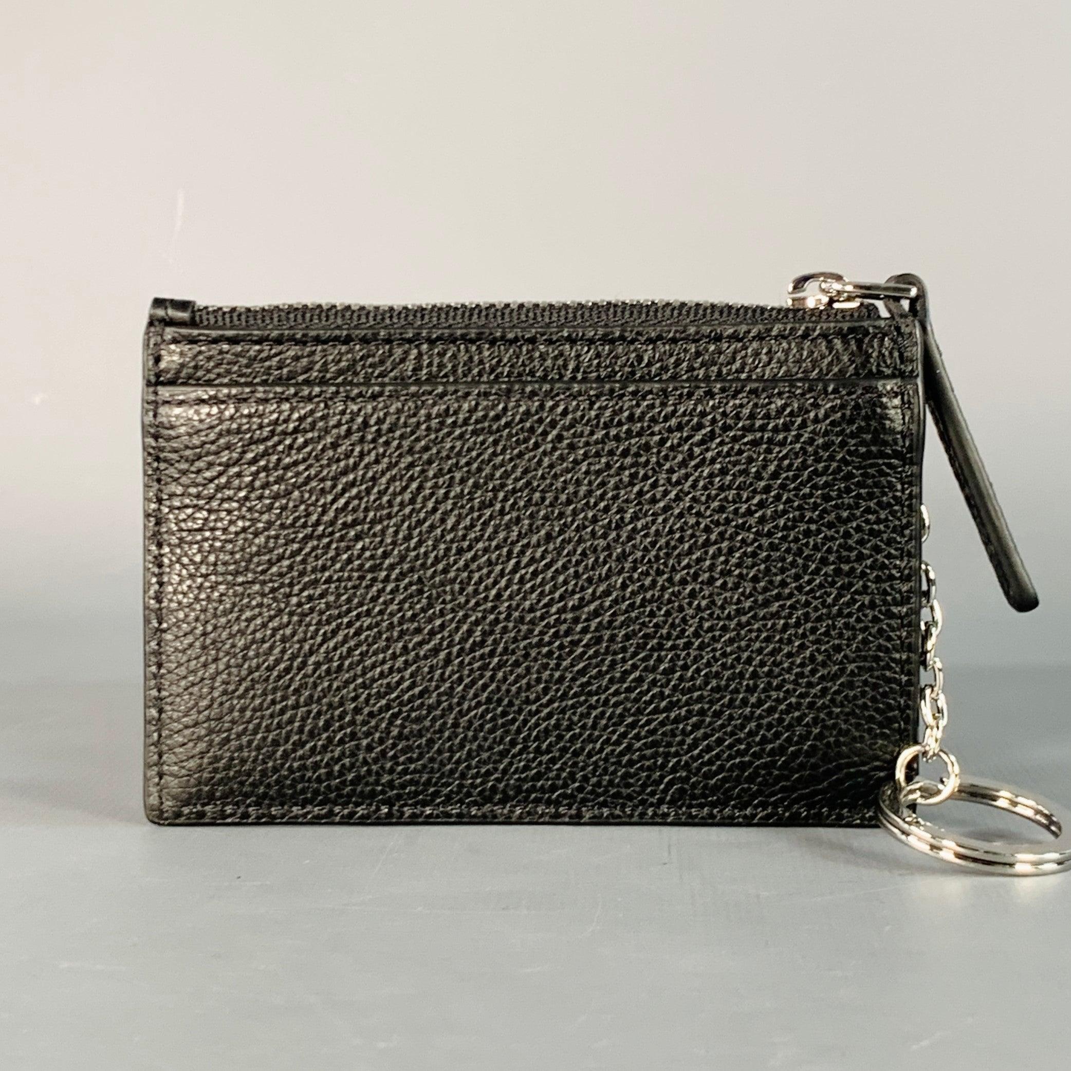 TUMI Brieftasche
aus schwarzem, genarbtem Kieselsteinleder mit Schlüsselring innen, zwei Außenfächern und Reißverschluss.Ausgezeichneter, gebrauchter Zustand.4,25 x 2,75 Zoll 
  
  
 
Sui Generis-Referenz: 140622
Kategorie: Handtaschen &