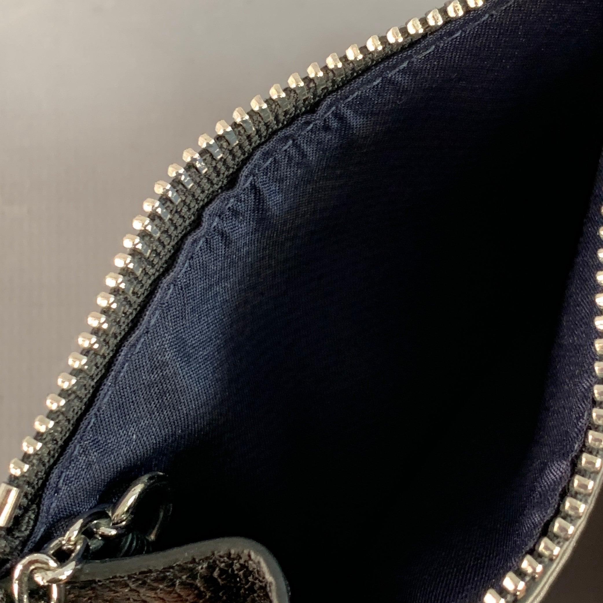 TUMI Black Silver Pebble Grain Leder Schlüsselanhänger Geldbörse (Schwarz) im Angebot