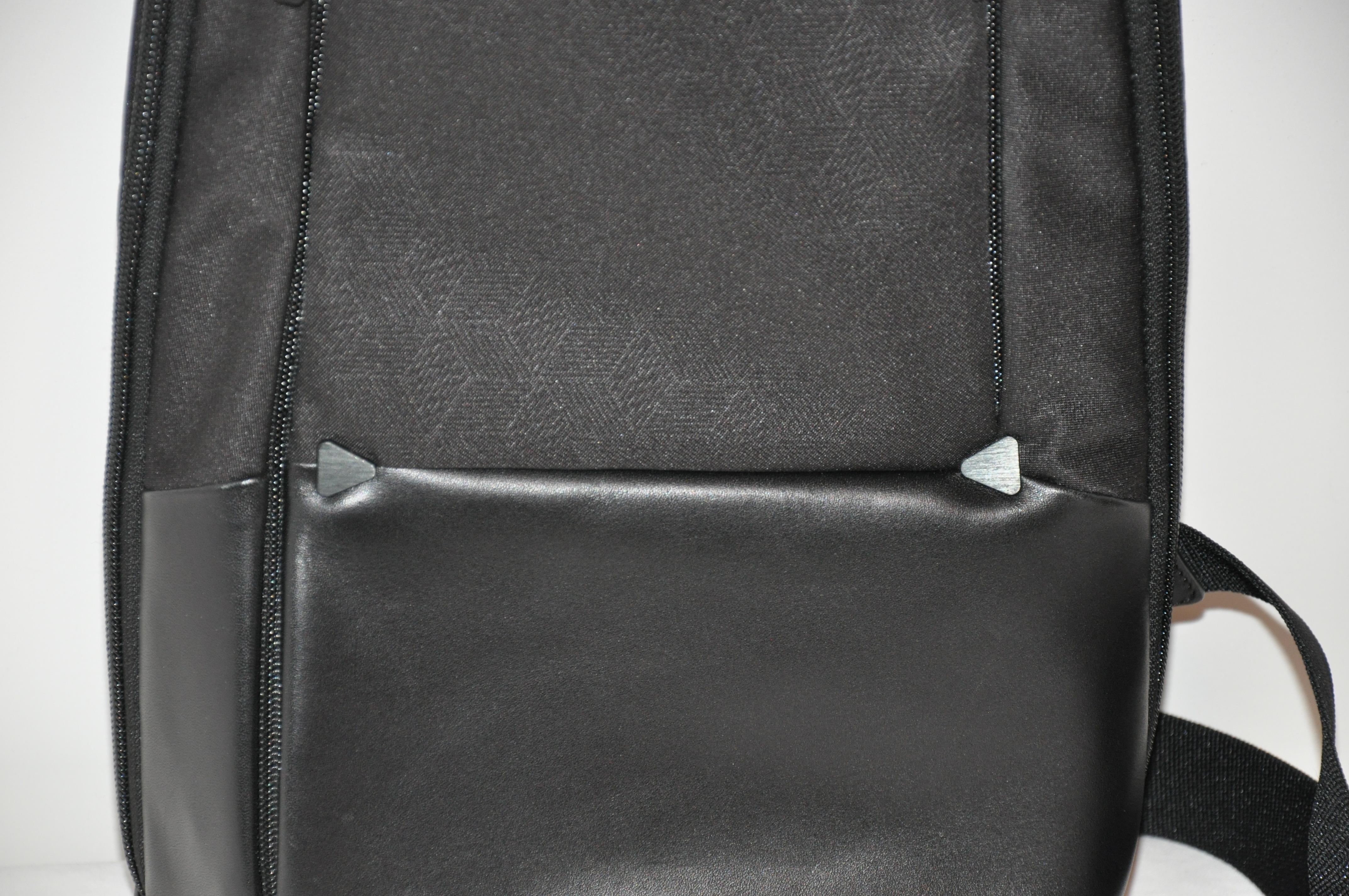 Tumi Black with Calfskin Accents 4 Zippered Compartments Crossbody Travel Bag In Good Condition For Sale In New York, NY