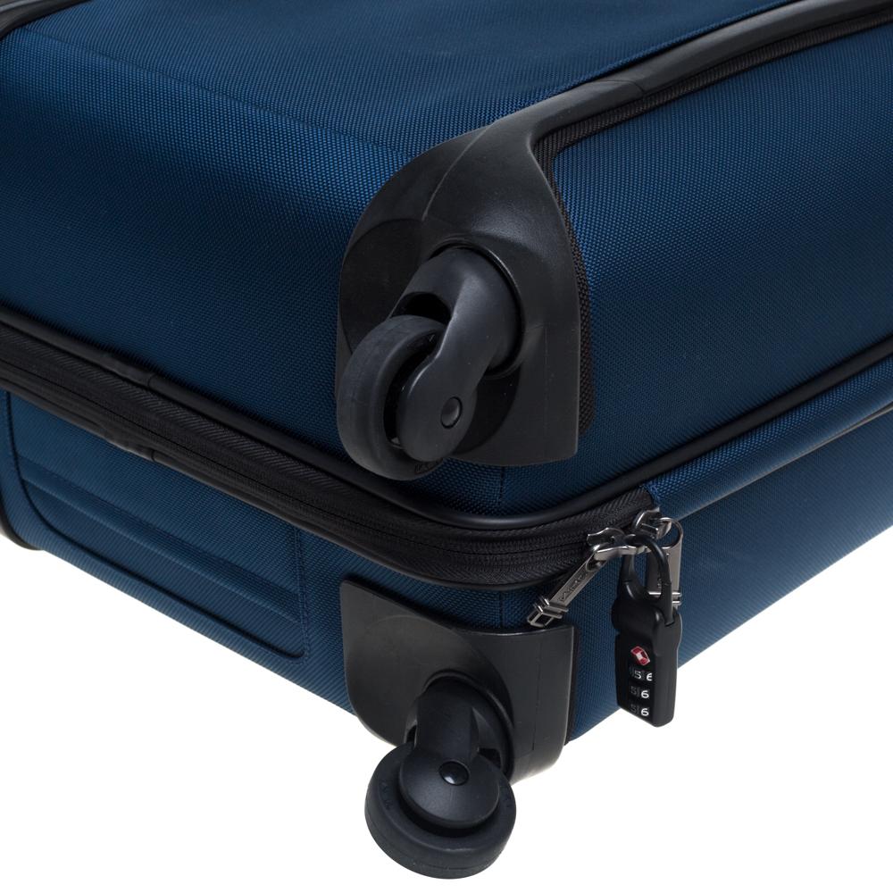 TUMI Blue/Black Nylon Gen 4.2 Lightweight International Carryon Luggage In New Condition In Dubai, Al Qouz 2