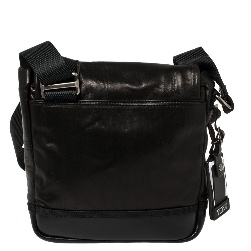 An accessory of practical style, this brown-black bag from Tumi will be a delight to own. It is crafted from leather and features a nylon compartment and pockets. Complete with a shoulder strap, you can carry this messenger bag on any