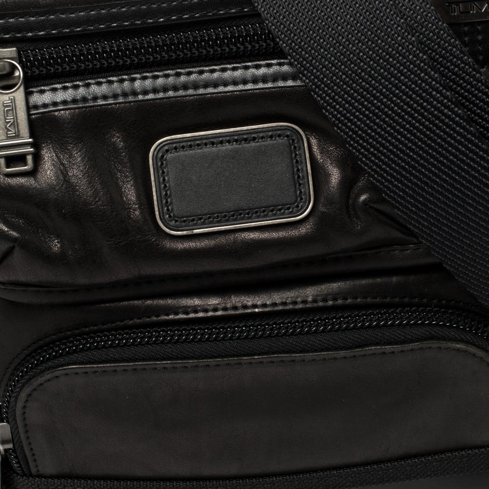 Tumi Dark Brown/Black Leather Alpha Bravo Barstow Messenger Bag In Good Condition In Dubai, Al Qouz 2