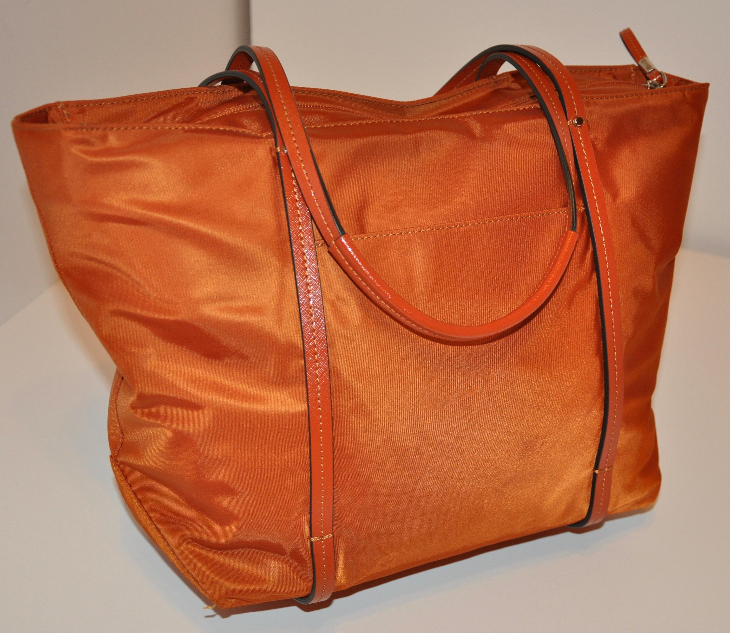 Tumi Goldene Bronze-Tangerine Nylon-Tragetasche mit Reißverschluss oben für Damen oder Herren im Angebot