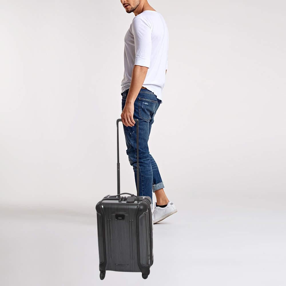 Travel to the places your heart desires with this TUMI luggage case. It is made of high-grade materials in a spacious size. Robust and ultra-mobile, it glides along smoothly on its wheels, while its ingeniously arranged interior boasts many