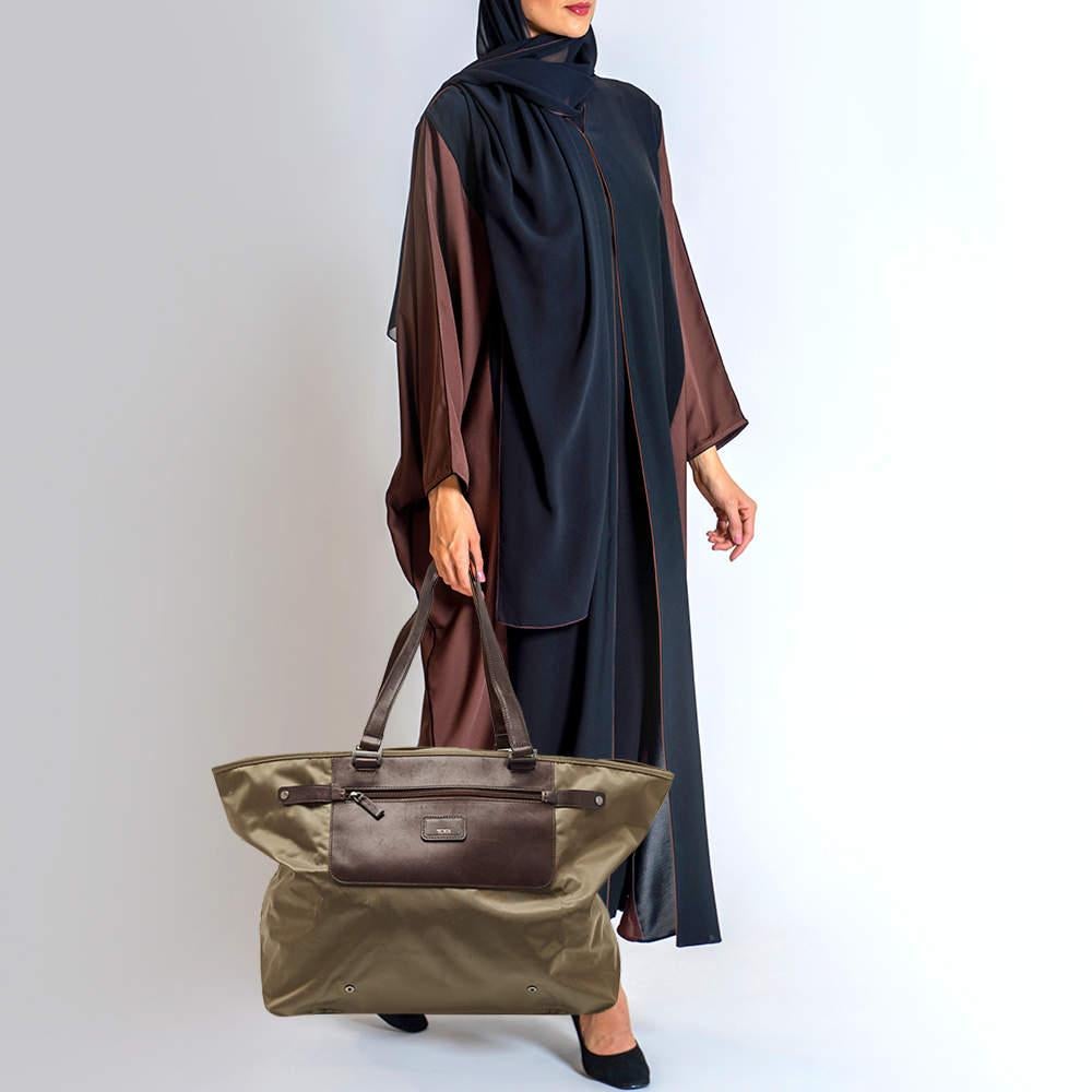 This alluring tote bag for women has been designed to assist you on any day. Convenient to carry and fashionably designed the tote is cut with skill and sewn into a great shape. It is well equipped to be a reliable accessory.
