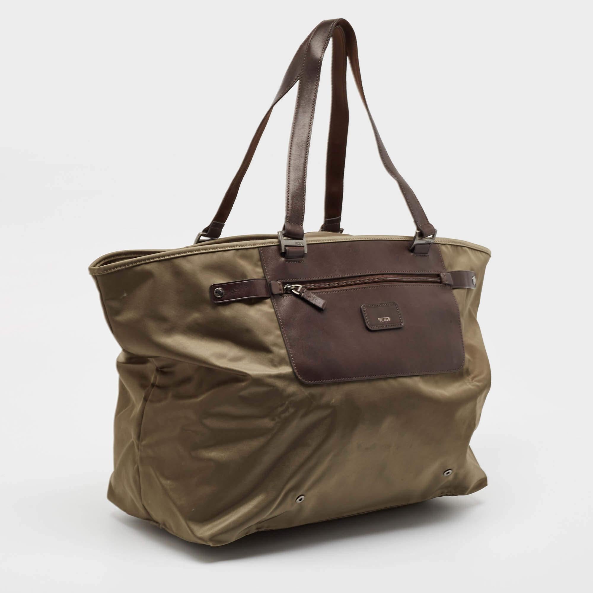 Tumi Khaki Green/Brown Leather and Nylon Packaway Shopper Tote In Fair Condition In Dubai, Al Qouz 2