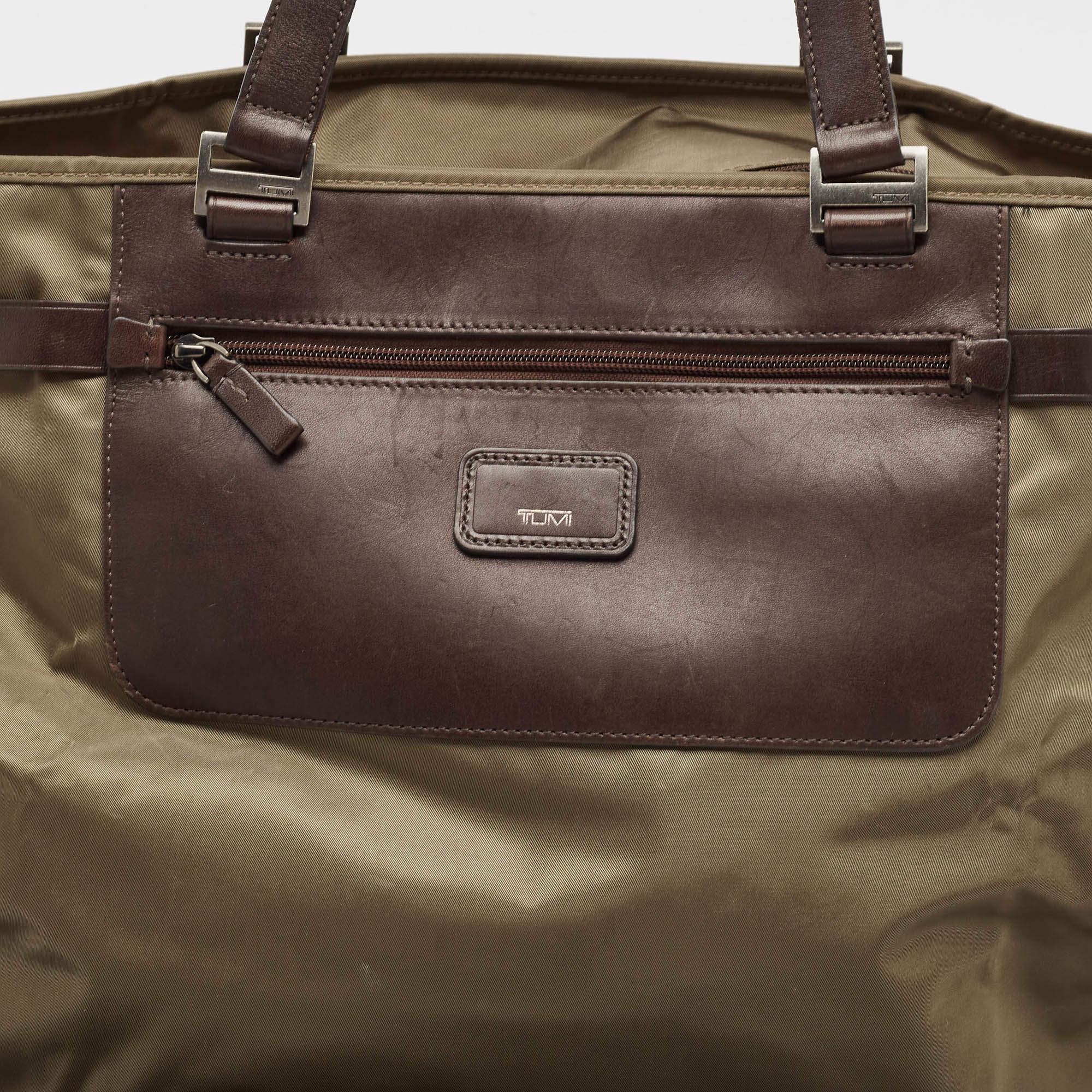 Fourre-tout de voyage en cuir et nylon de Tumi, vert/brun, Kaki Pour femmes en vente