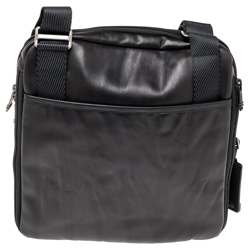 Trust this TUMI messenger bag to offer functional ease and a comfortable carrying experience. Crafted beautifully using leather, the bag has multiple pockets and a brand tag. It is equipped with an adjustable shoulder strap and a spacious nylon