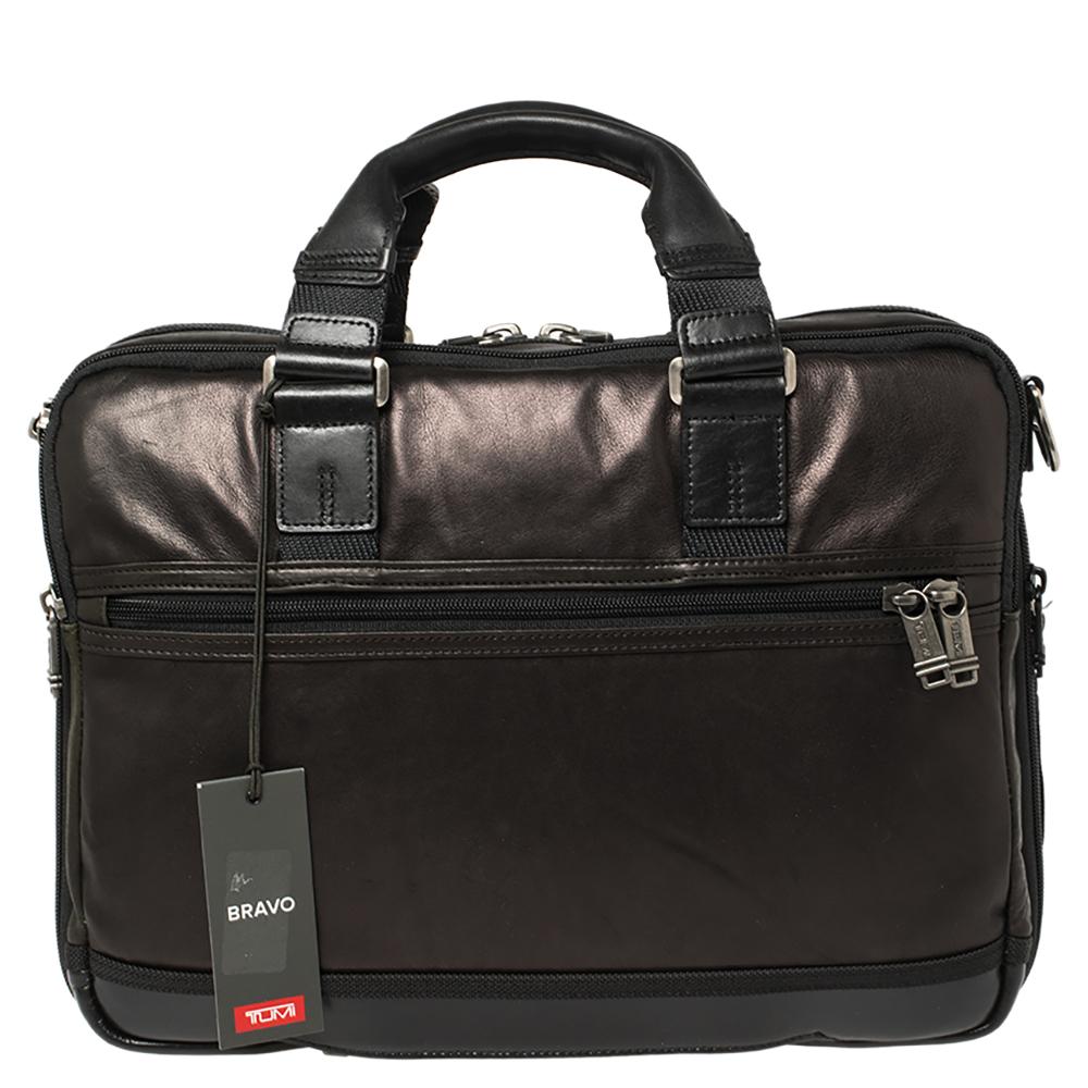The Alpha Bravo Albany Slim design by TUMI is an ultra-functional choice to carry your essentials! Crafted using leather, the briefcase is perfect for frequent use. It includes two top handles and an adjustable shoulder strap. Aside from the