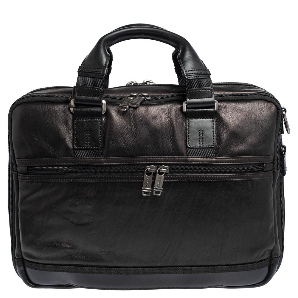 The Alpha Bravo Andersen Slim Commuter briefcase by TUMI is an ultra-functional choice to carry your essentials! Crafted using leather, the briefcase is perfect for frequent use. It includes two top handles and an adjustable shoulder strap. Aside