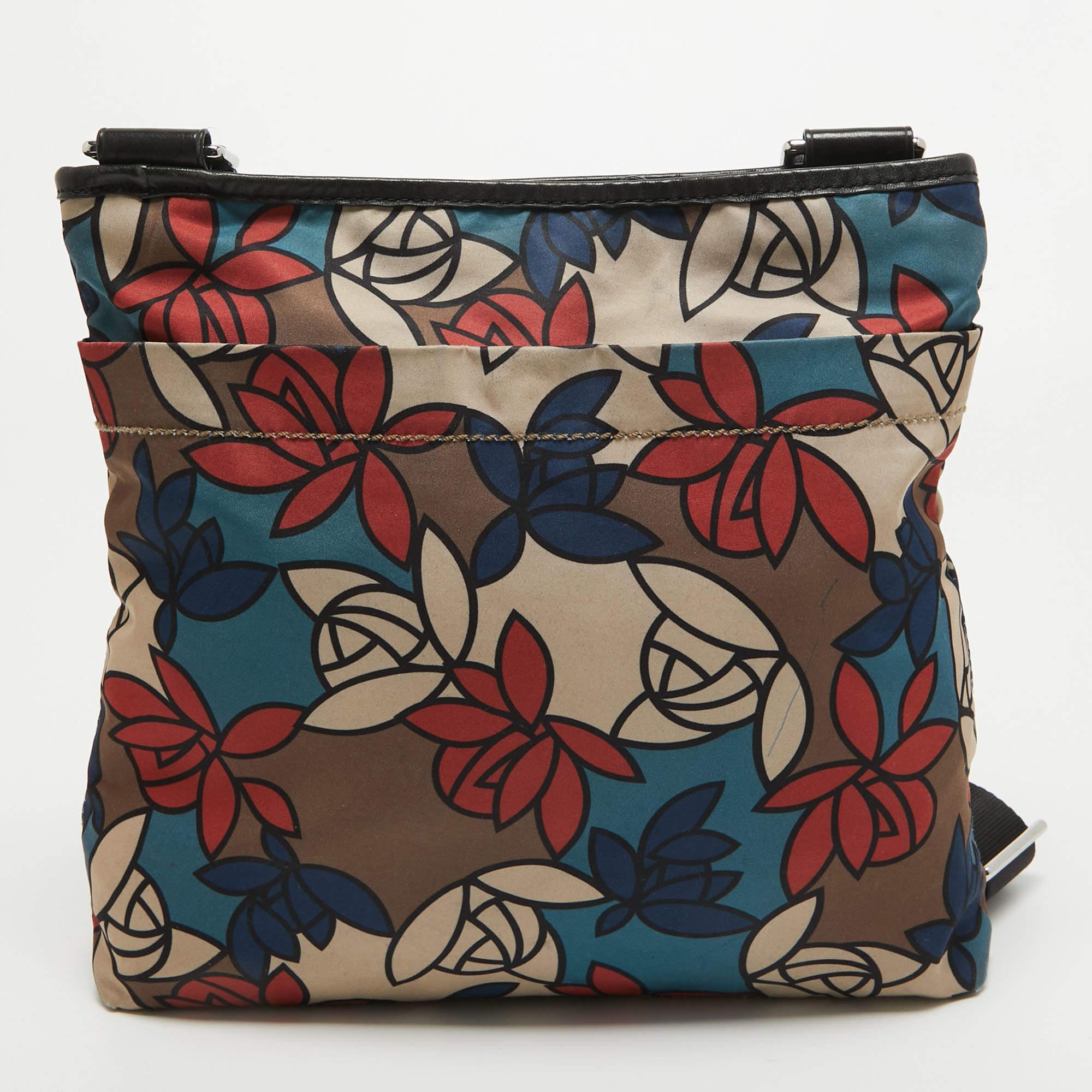 TUMI Multicolor Printed Nylon and Leather Zip Messenger Bag In Good Condition In Dubai, Al Qouz 2