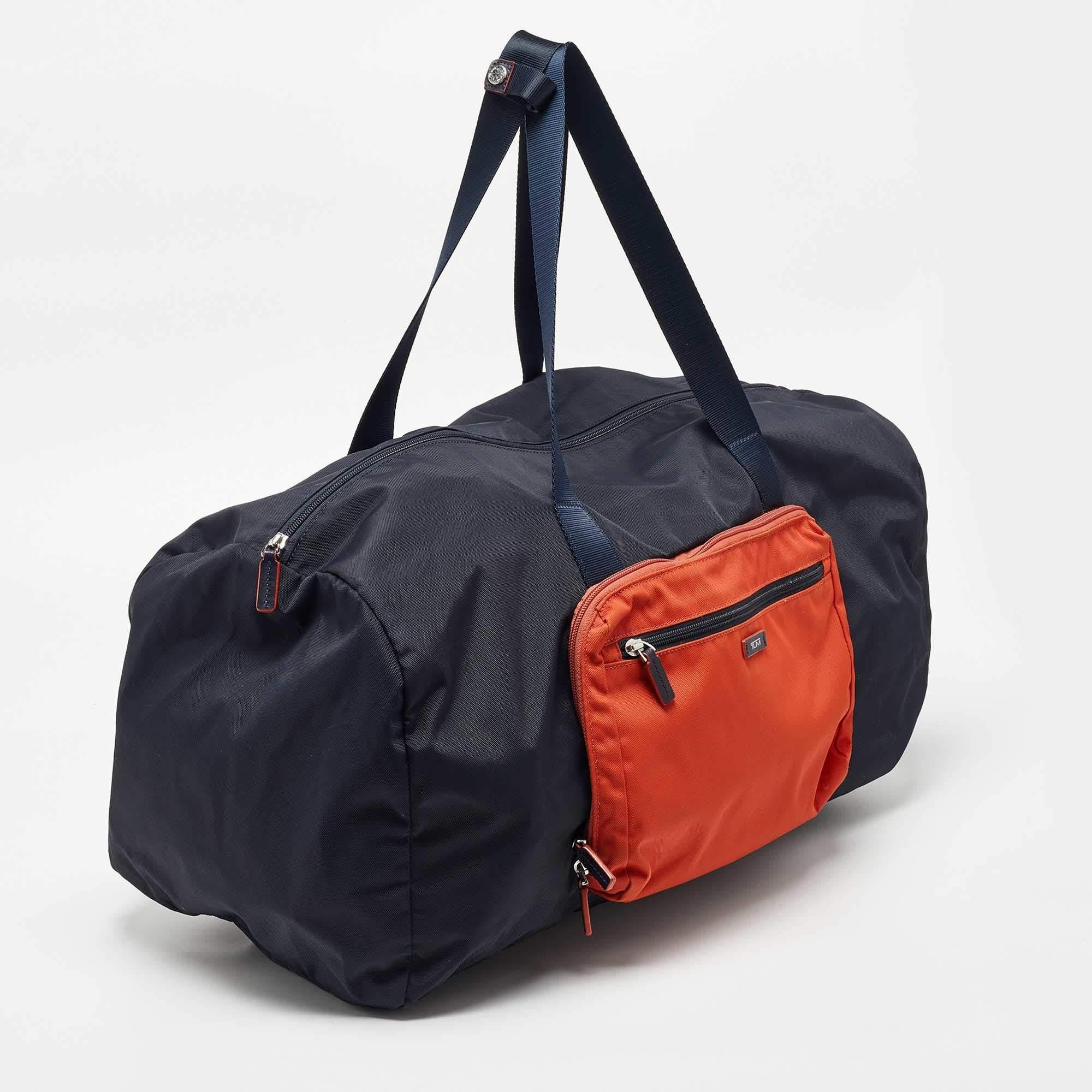 TUMI Navy Blue/Orange Nylon Foldable Compact Duffle Bag In Fair Condition In Dubai, Al Qouz 2