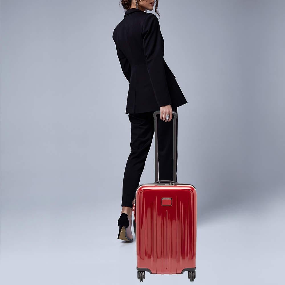TUMI Red 4 Wheeled V4 International Expandable Carry On Luggage (Bagages à main extensibles à 4 roues) Excellent état - En vente à Dubai, Al Qouz 2