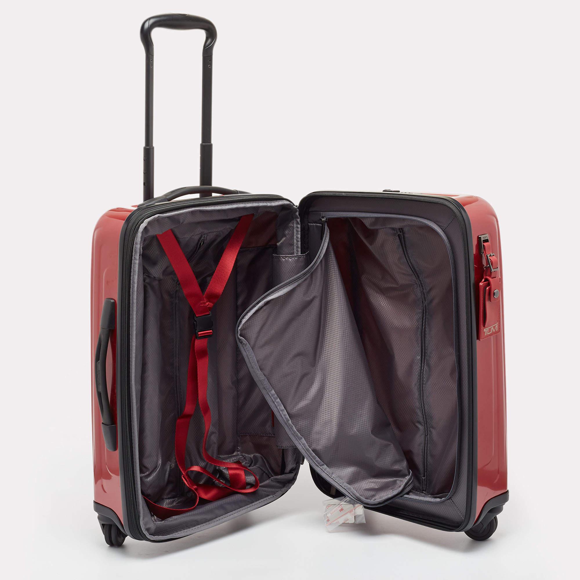 TUMI Red 4 Wheeled V4 International Expandable Carry On Luggage (Bagages à main extensibles à 4 roues) en vente 1