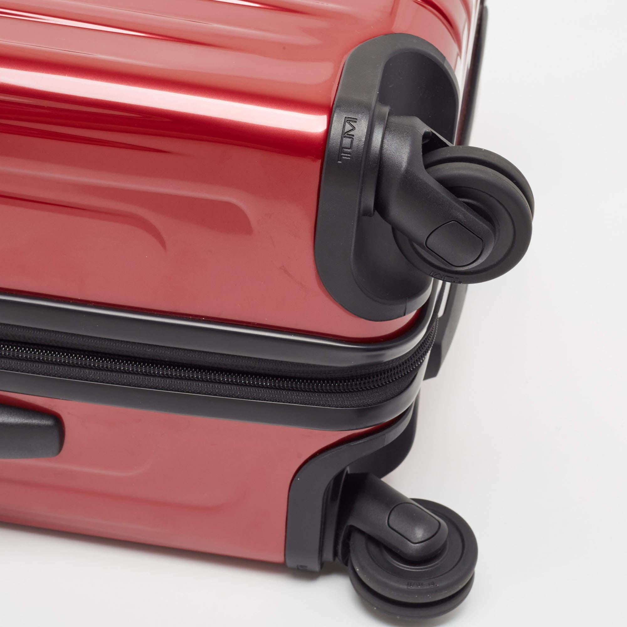 TUMI Red 4 Wheeled V4 International Expandable Carry On Luggage (Bagages à main extensibles à 4 roues) en vente 3
