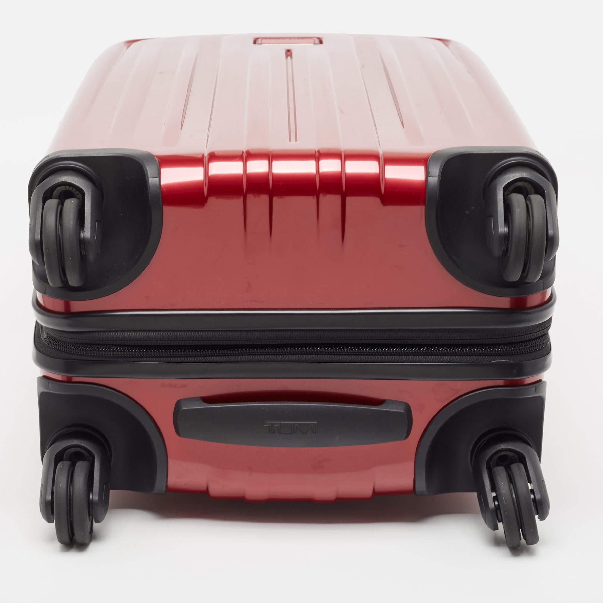 TUMI Red 4 Wheeled V4 International Expandable Carry On Luggage (Bagages à main extensibles à 4 roues) en vente 4