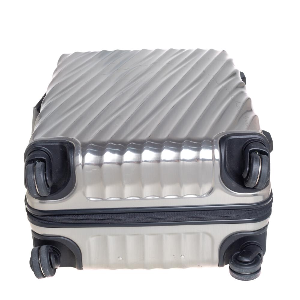 TUMI Sliver Polycarbonate 19 Degree International Carry On Luggage In Fair Condition In Dubai, Al Qouz 2