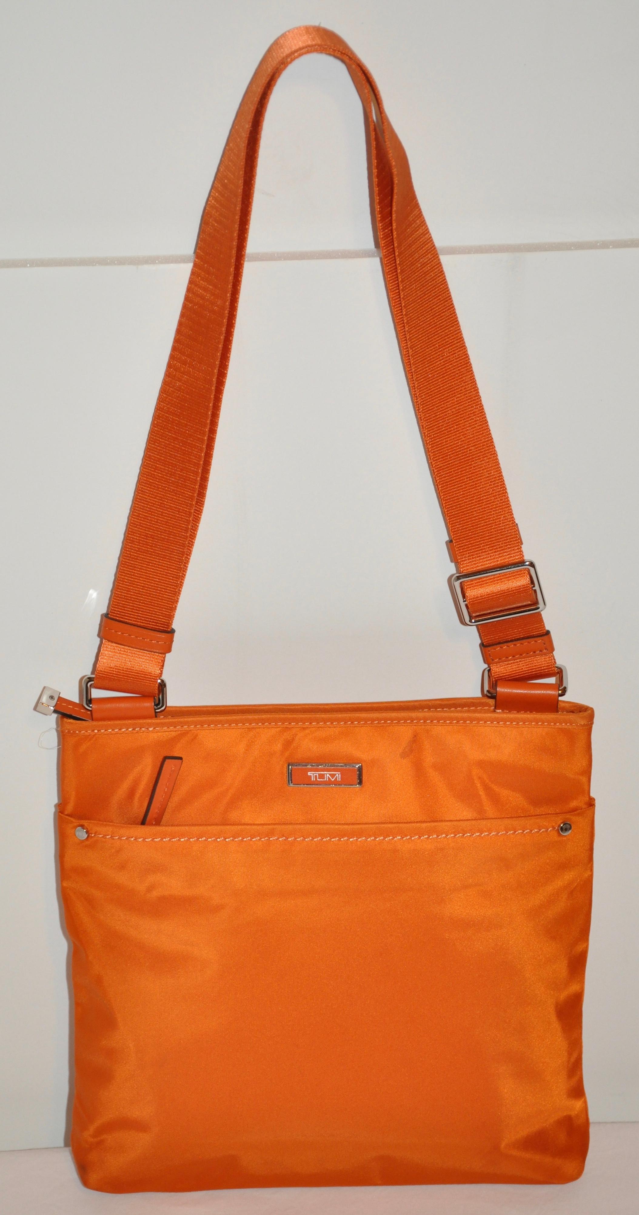 Tumi - Sac à bandoulière à bandoulière en mandarine chaude Bon état - En vente à New York, NY