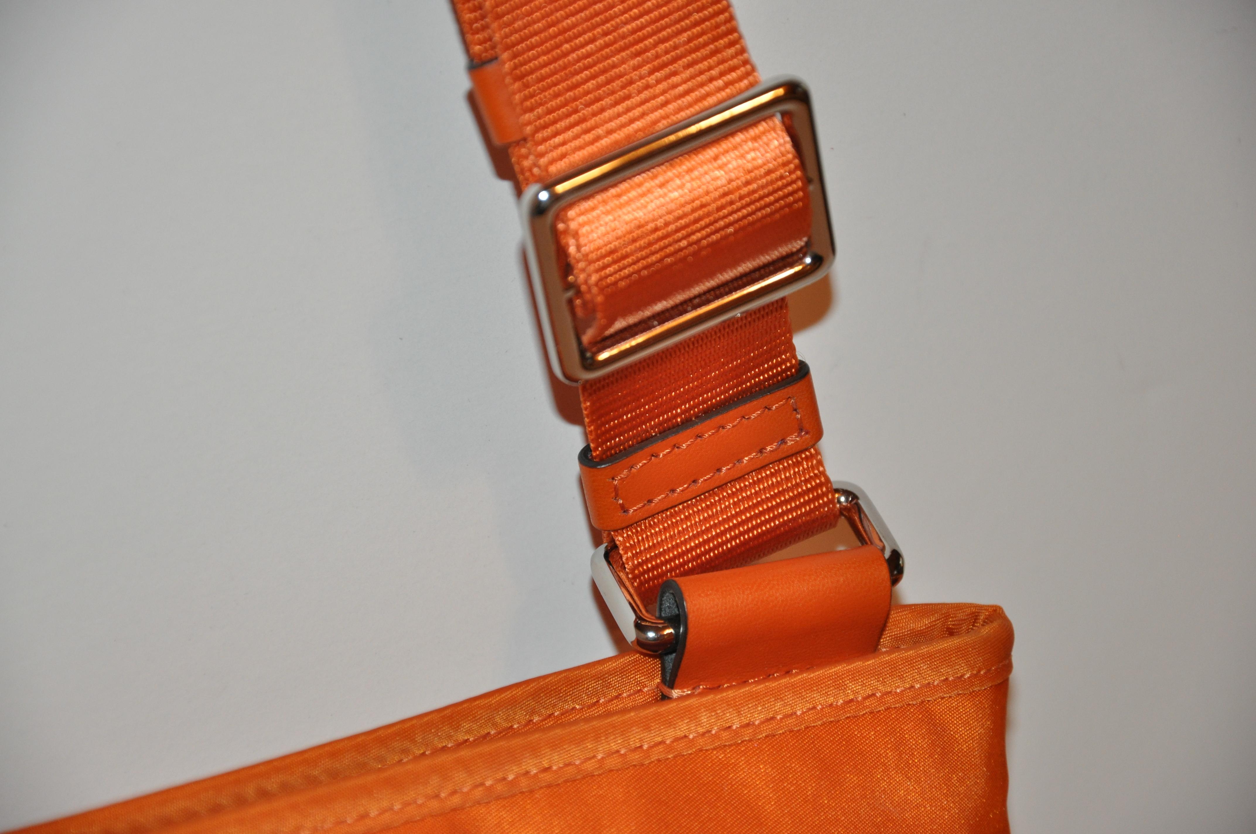 Tumi Warm Tangerine Crossbody Shoulder Bag In Good Condition For Sale In New York, NY