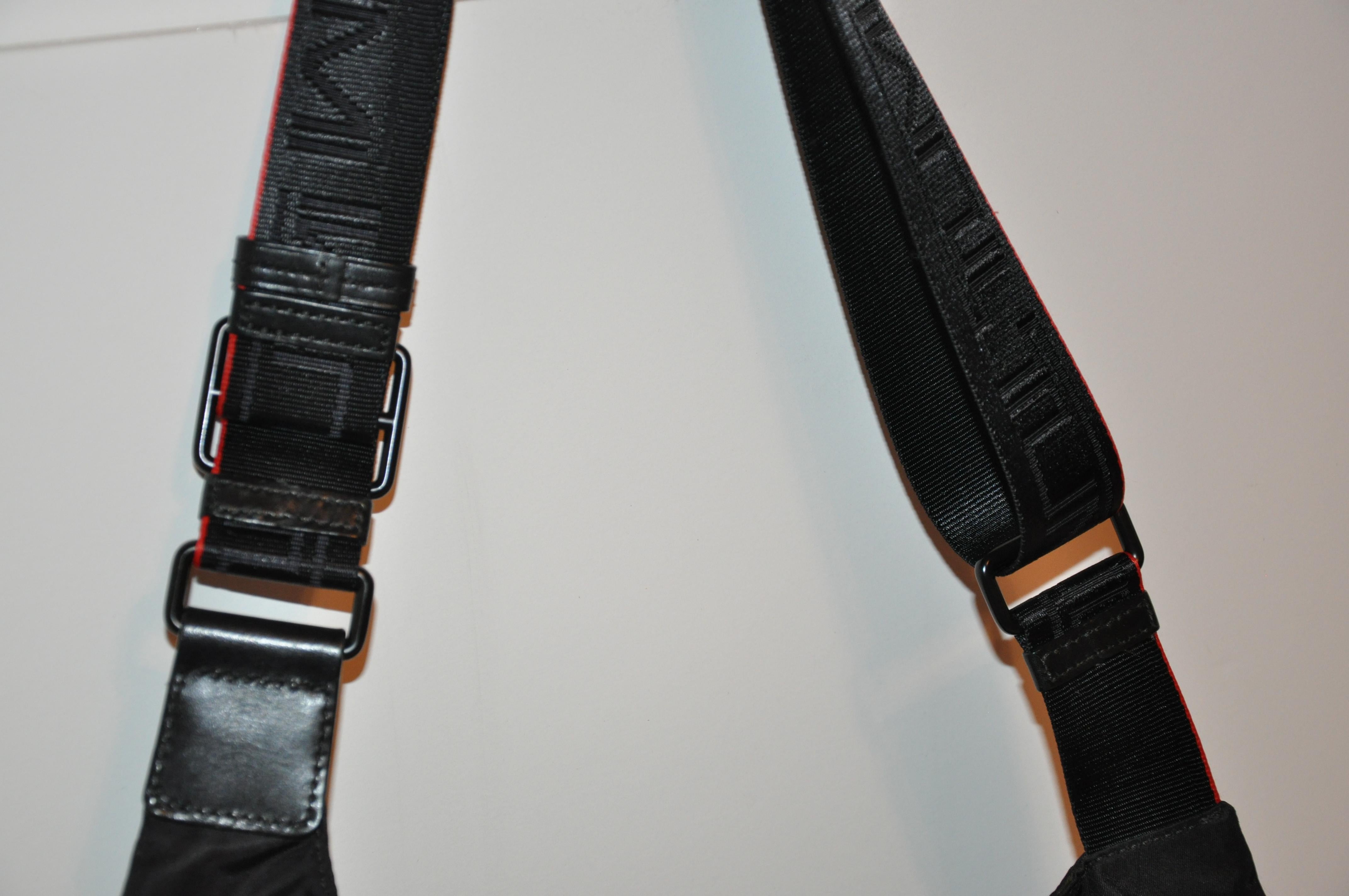 Bolso bandolera crossbody Tumi con cremallera superior y 4 compartimentos exteriores en venta 1