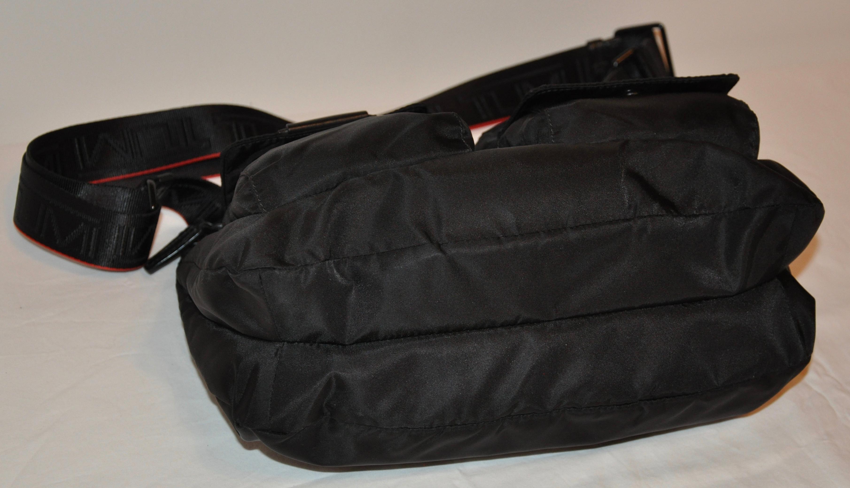 Tumi Zippered Top Crossbody Shoulder Bag with 4 Exterior Compartments In Good Condition For Sale In New York, NY