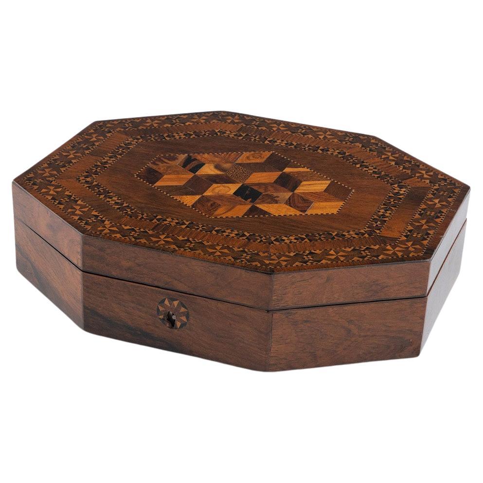 Caja de juegos Tunbridge Ware con cubilete c1840