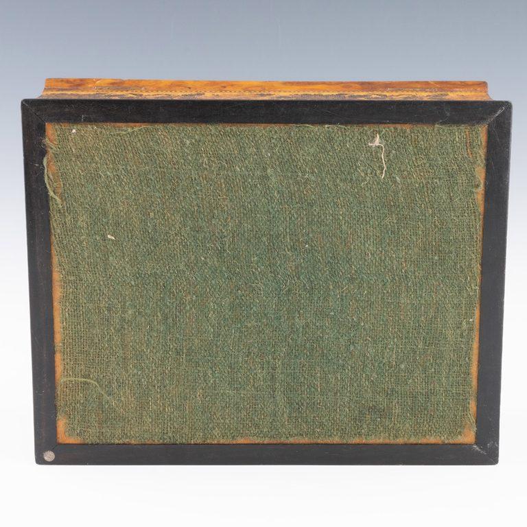 Boîte à bijoux Tunbridge Ware avec garçon avec Hawk Image c1855 en vente 3
