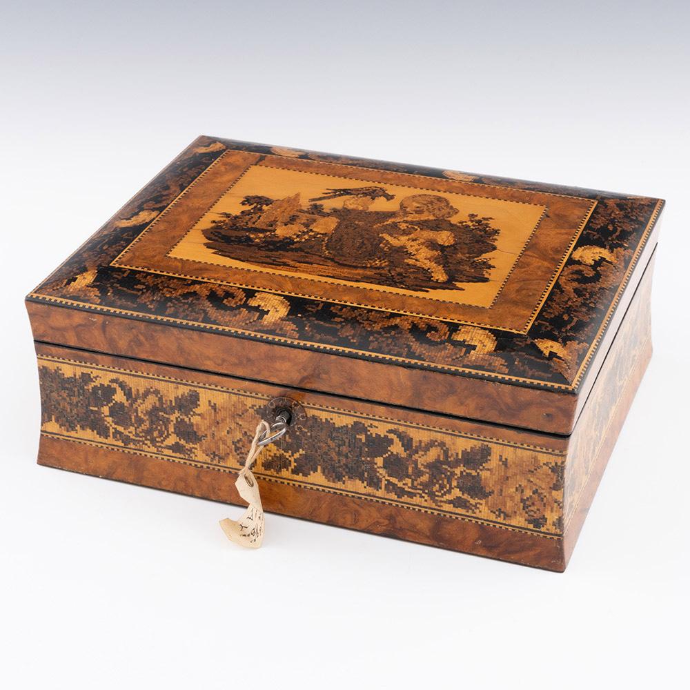 Heading : Tunbridge ware jewellery box with boy with hawk image

Date : c1855

Période : Victoria

Origine : Tonbridge ou Tunbridge Wells, Kent

Décoration : Mosaïque centrale d'un garçon avec une marche et un épagneul. On dit souvent qu'il s'agit