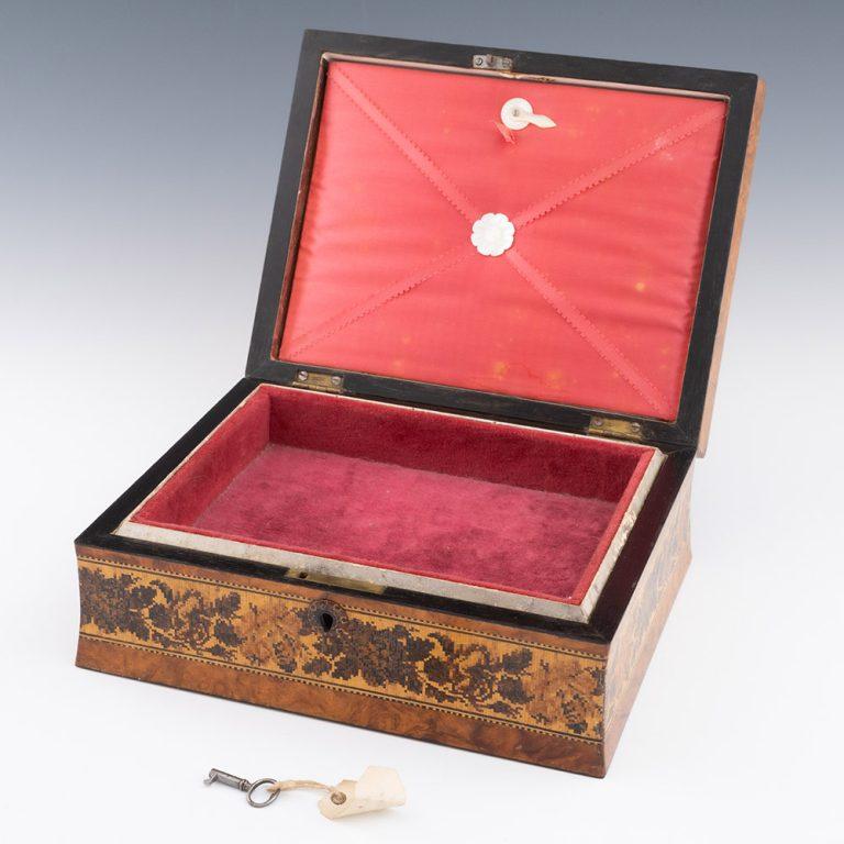 Boîte à bijoux Tunbridge Ware avec garçon avec Hawk Image c1855 Bon état - En vente à Tunbridge Wells, GB